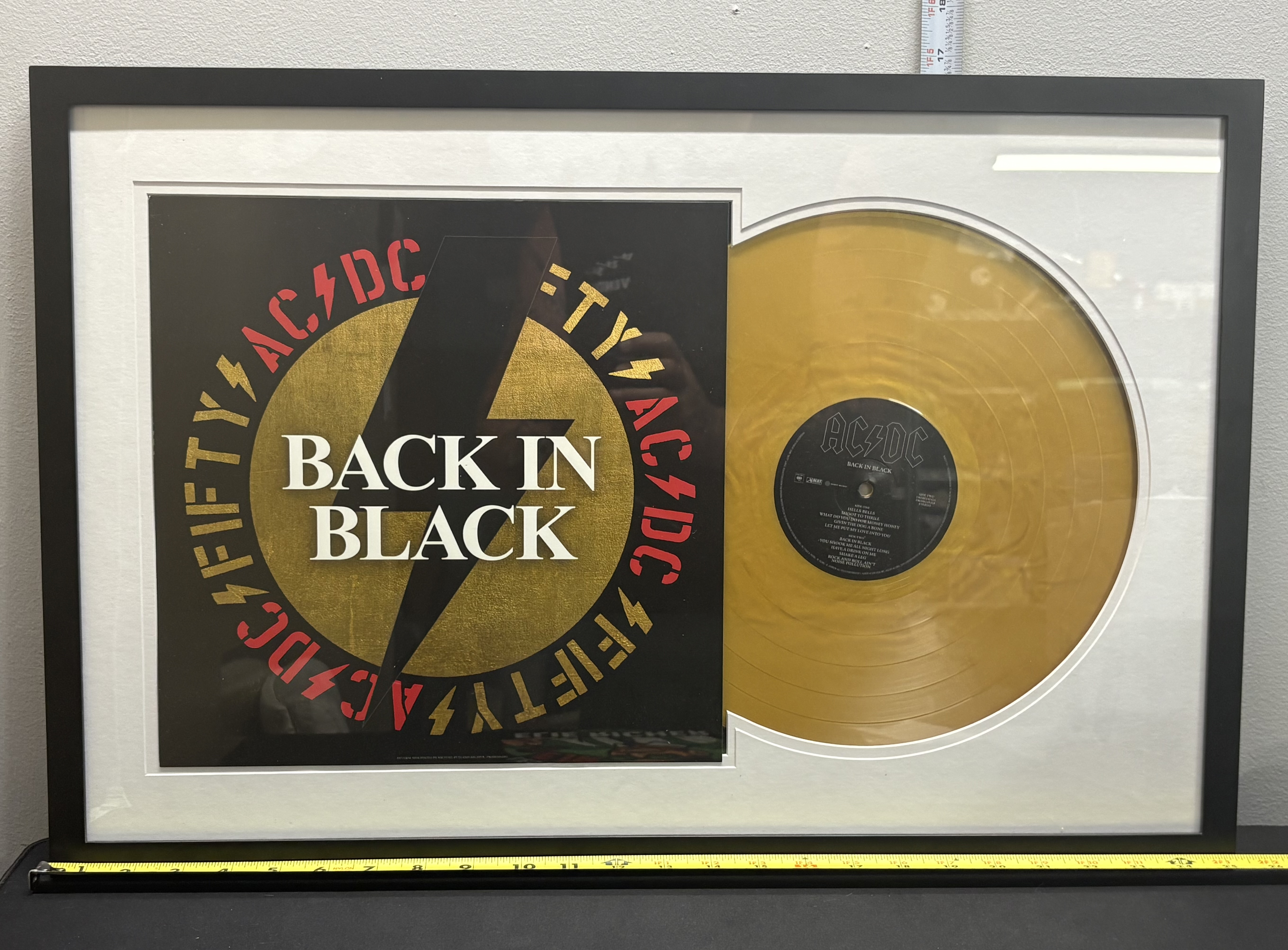 LOT 2026-010 — Cadre décoratif AC/DC – Back in Black comprenant une reproduction de la pochette de l’albu — photo 1