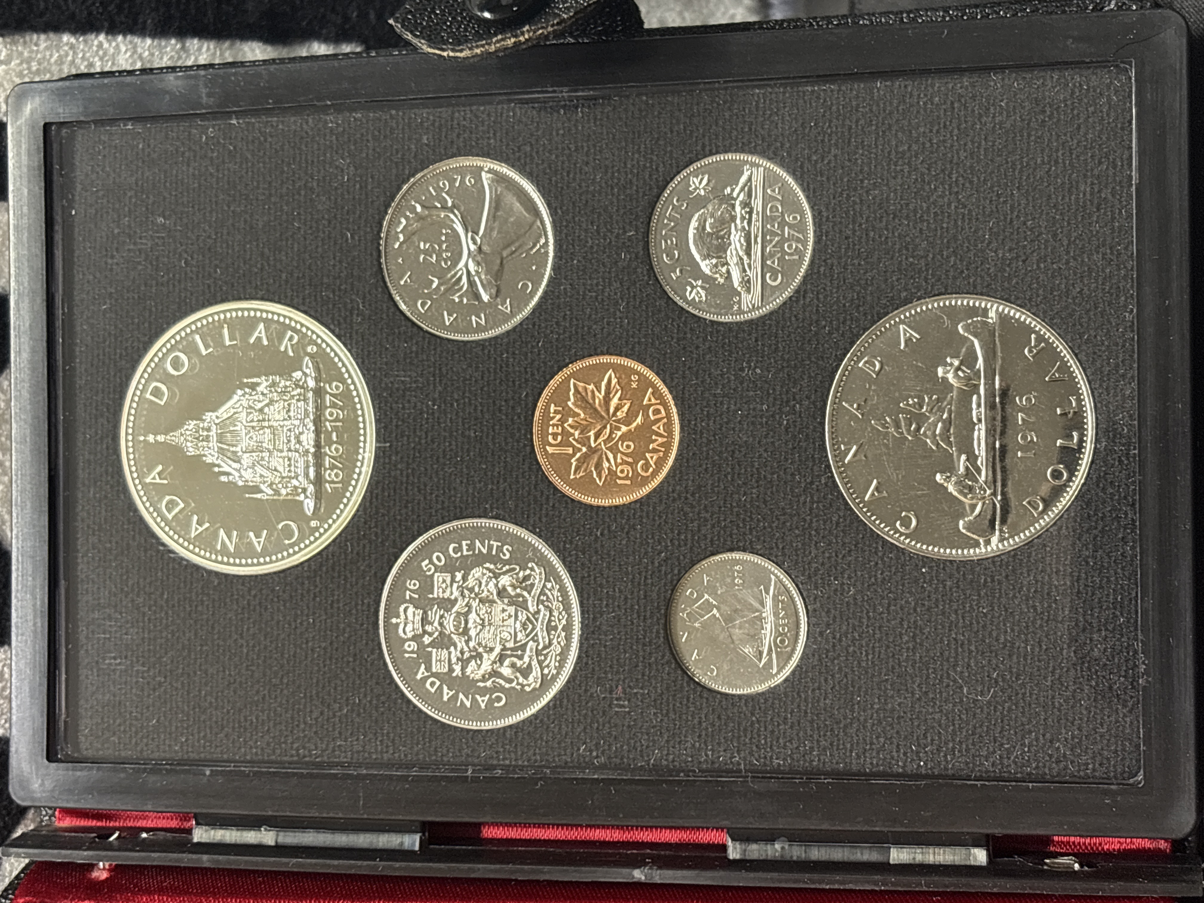 LOT 2026-973 — Ensemble de 7 pièces de monnaie canadiennes datées de 1976, présenté dans un… — photo 1