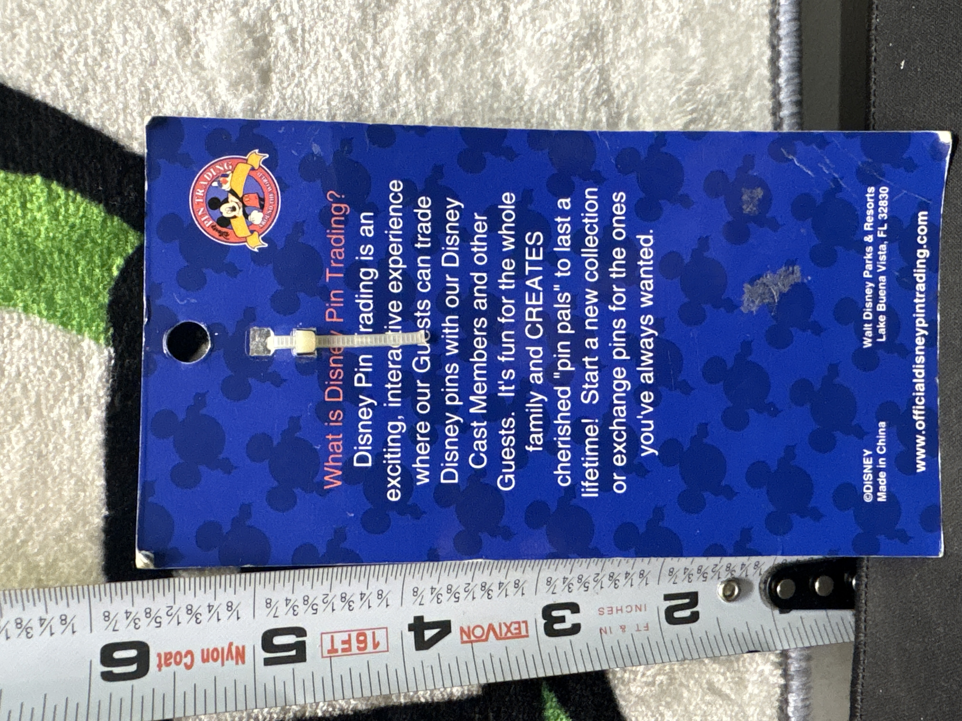 LOT 2026-980 — Épingle de collection Disney officielle « Pin Trading », présentée sur sa… — photo 2