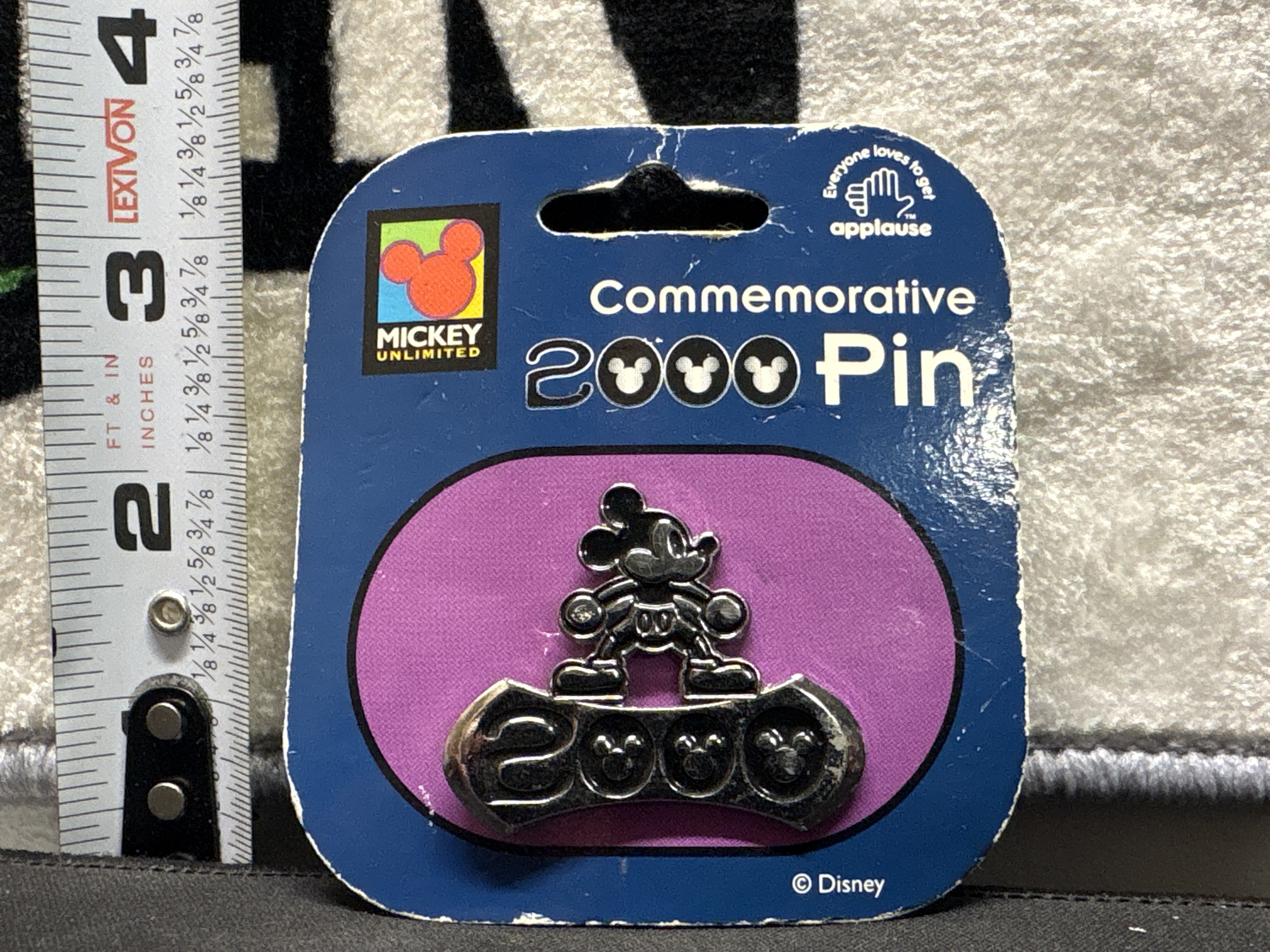 LOT 2026-981 — Épinglette commémorative Disney Mickey Mouse 2000, modèle « Full Body Mickey… — photo 1