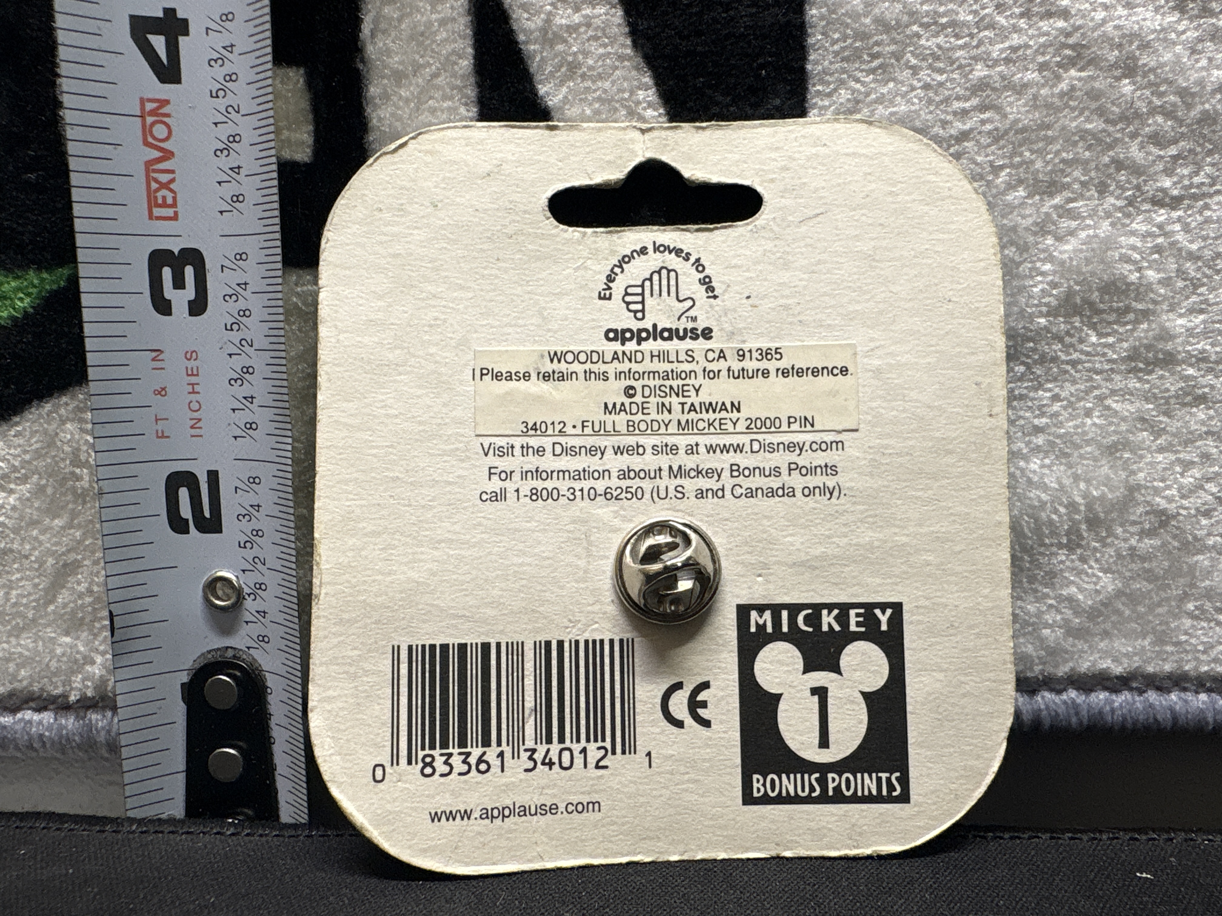 LOT 2026-981 — Épinglette commémorative Disney Mickey Mouse 2000, modèle « Full Body Mickey… — photo 2