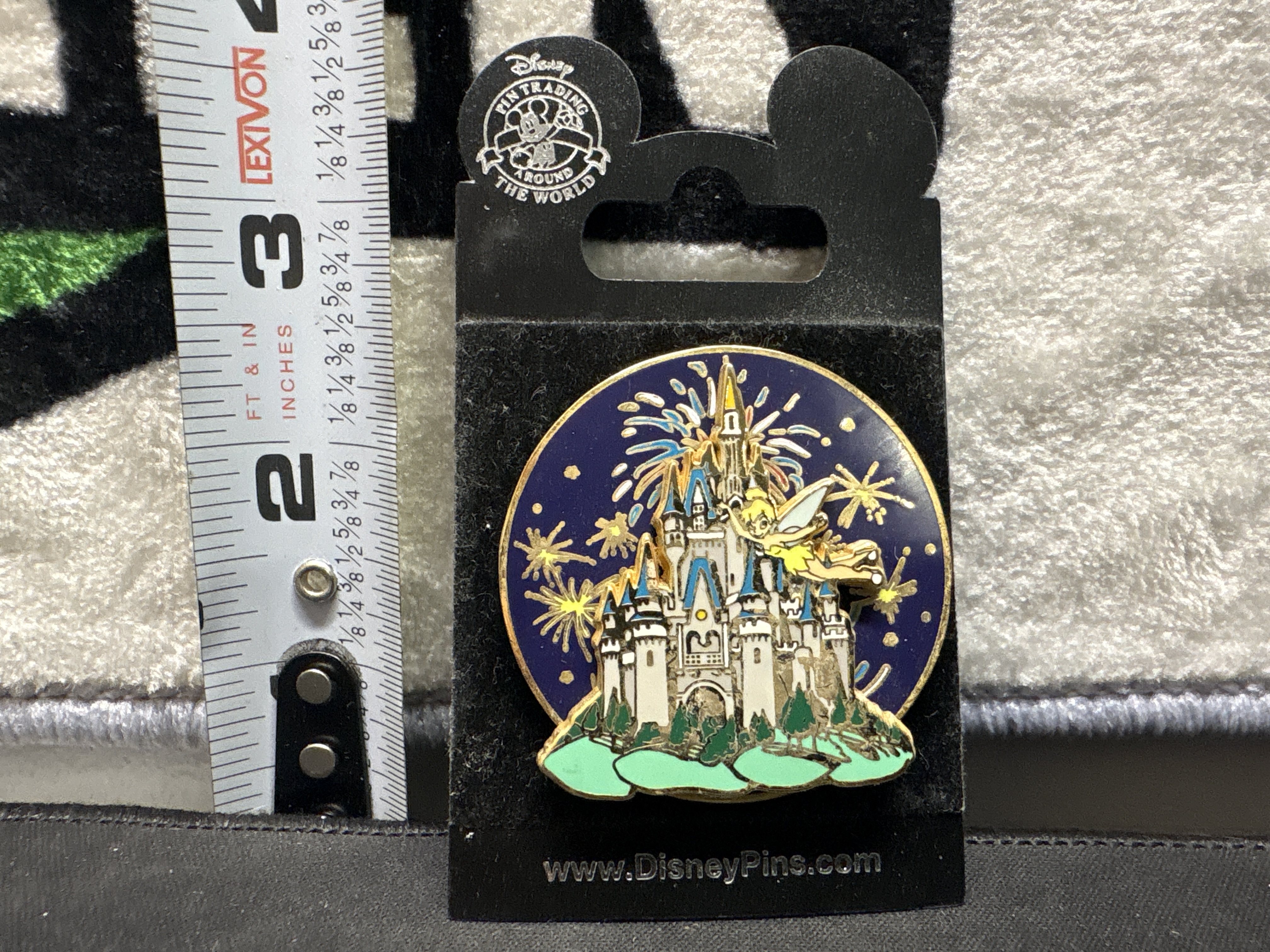 LOT 2026-982 — Jolie épinglette de collection Disney « Pin Trading Around the World »… — photo 1