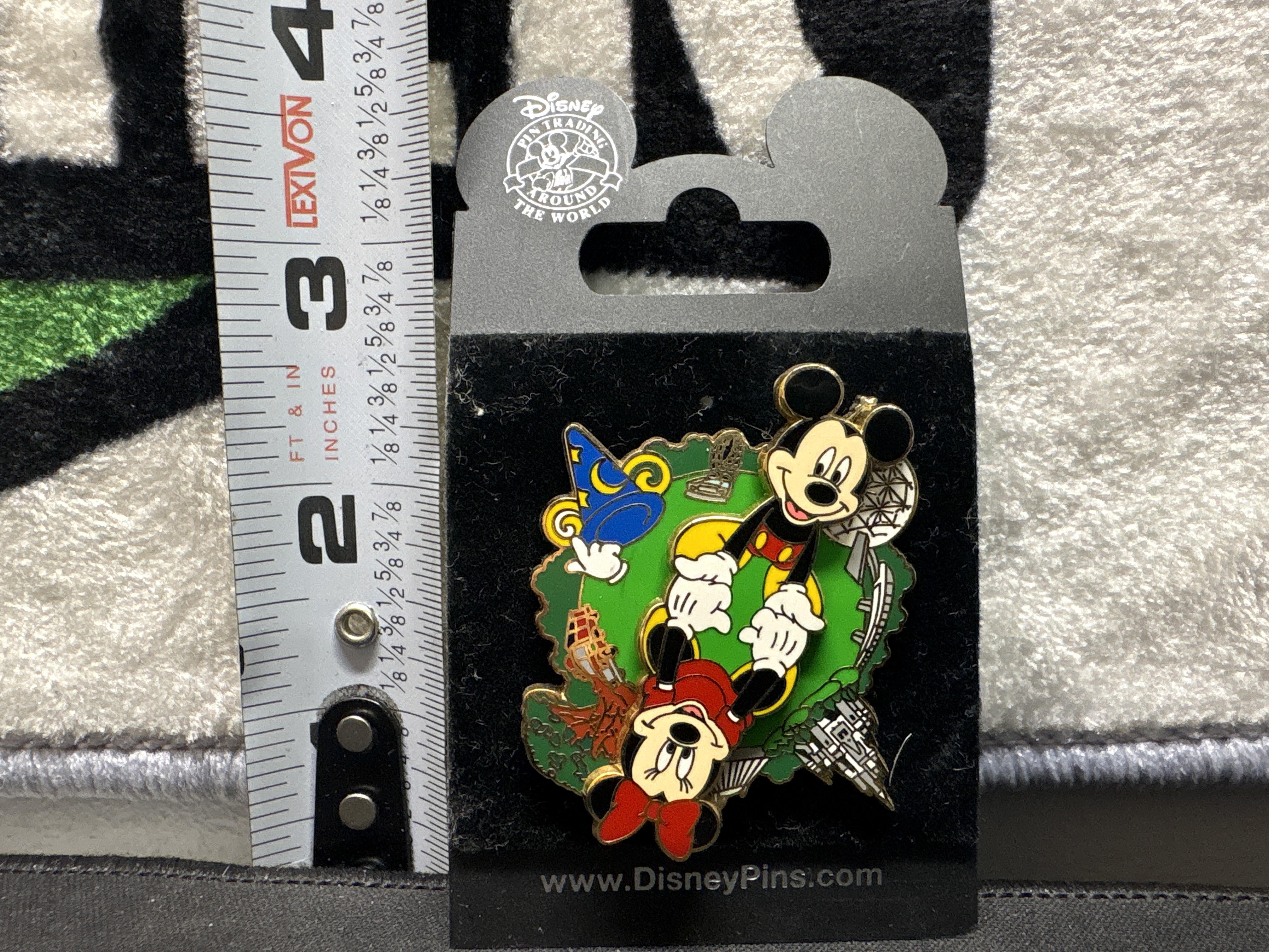 LOT 2026-983 — Belle broche Disney Pin Trading « Around the World », représentant Mickey et… — photo 1
