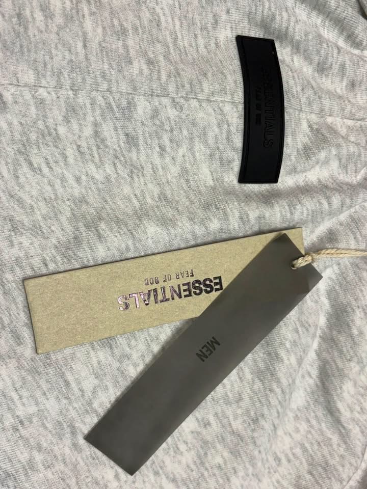 LOT 2026-104 — Short Essentials Fear of God pour homme, couleur gris pâle, avec inscription… — photo 3