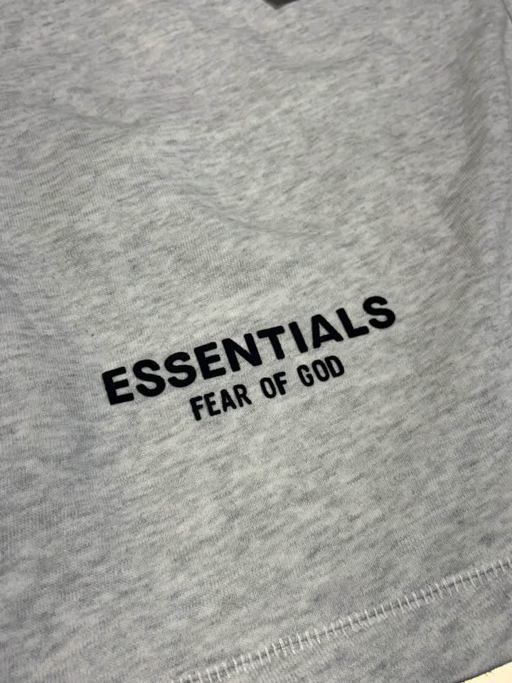 LOT 2026-104 — Short Essentials Fear of God pour homme, couleur gris pâle, avec inscription… — photo 2