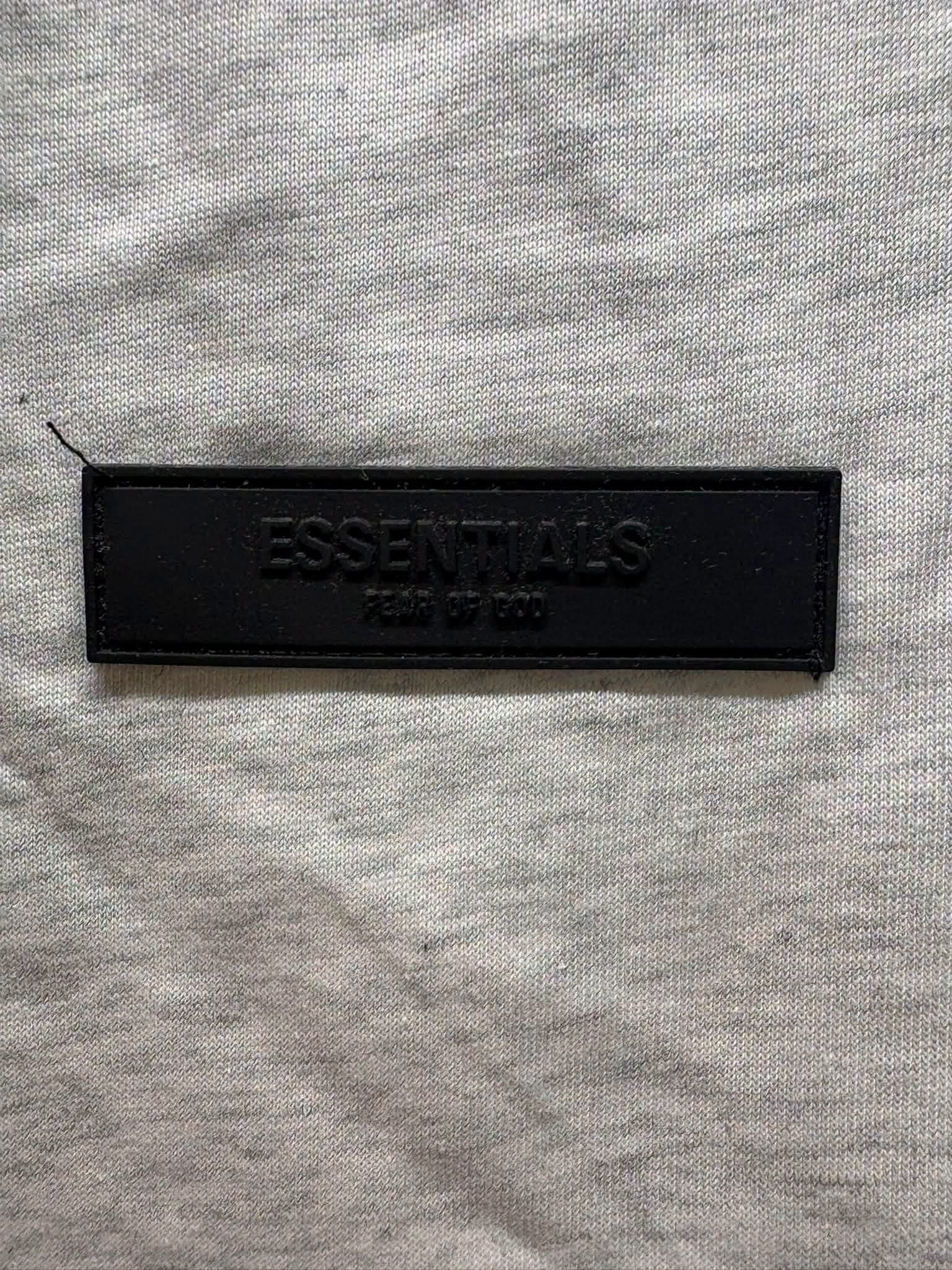 LOT 2026-105 — T-shirt Essentials Fear of God, couleur gris pâle, avec petit logo «… — photo 3