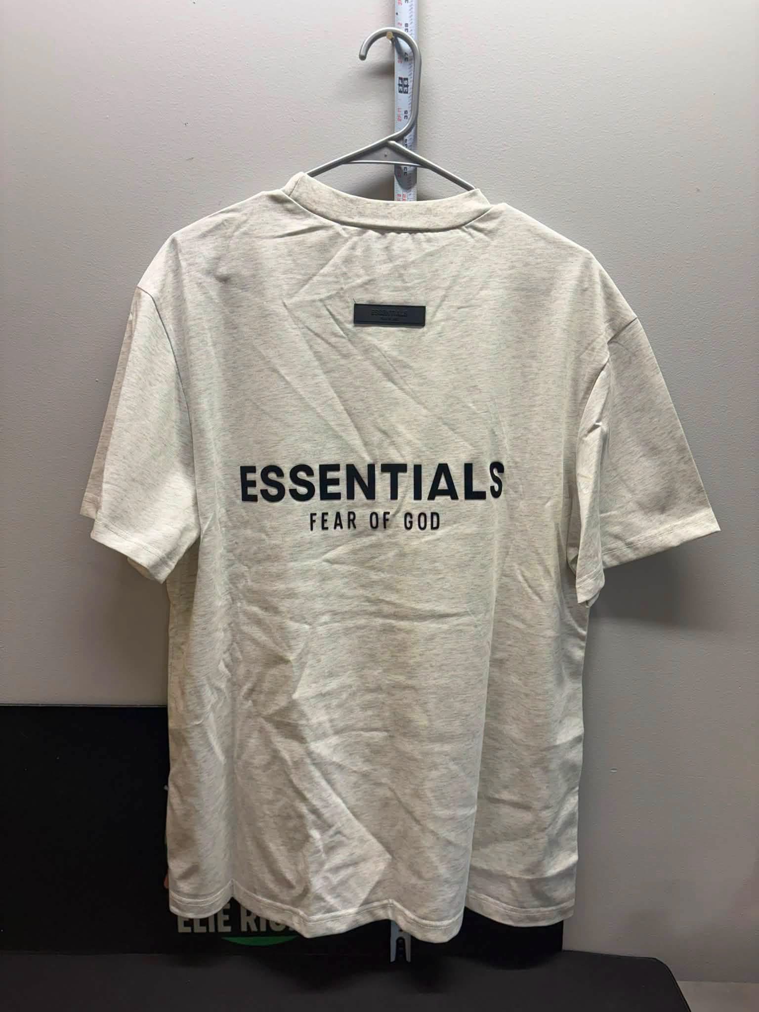 LOT 2026-105 — T-shirt Essentials Fear of God, couleur gris pâle, avec petit logo «… — photo 2