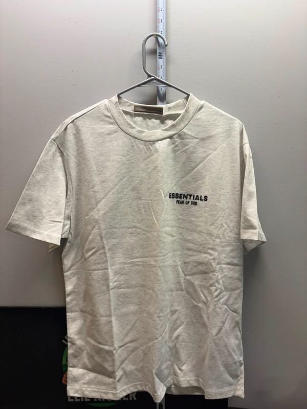 LOT 2026-105 — T-shirt Essentials Fear of God, couleur gris pâle, avec petit logo «… — photo 1