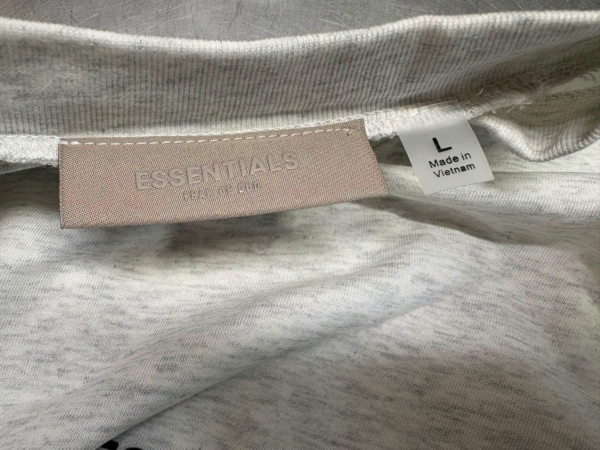 LOT 2026-105 — T-shirt Essentials Fear of God, couleur gris pâle, avec petit logo «… — photo 4