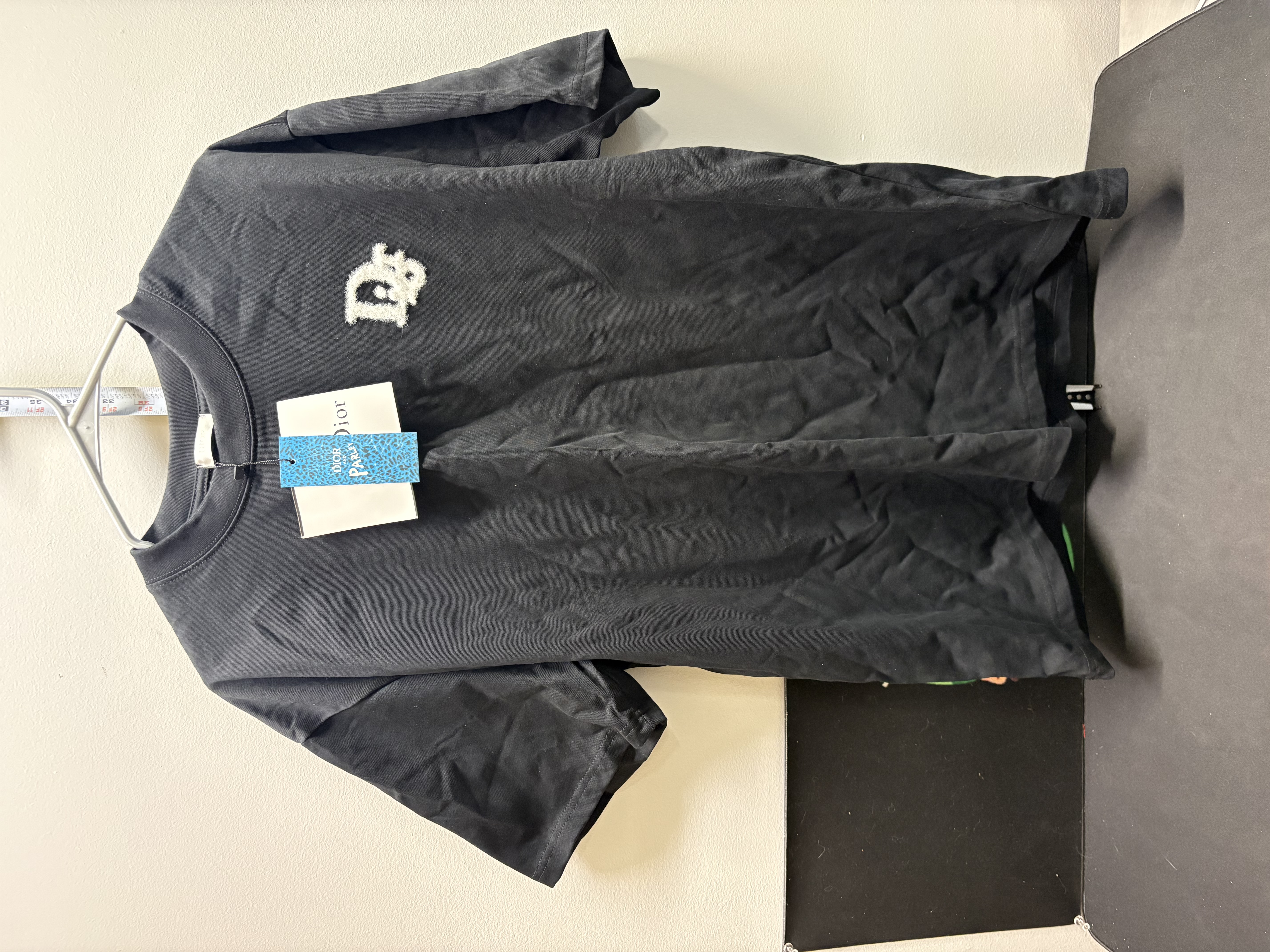 LOT 2026-106 — T-shirt noir pour homme, style Dior, avec petit logo « CD » brodé à l’avant et… — photo 1