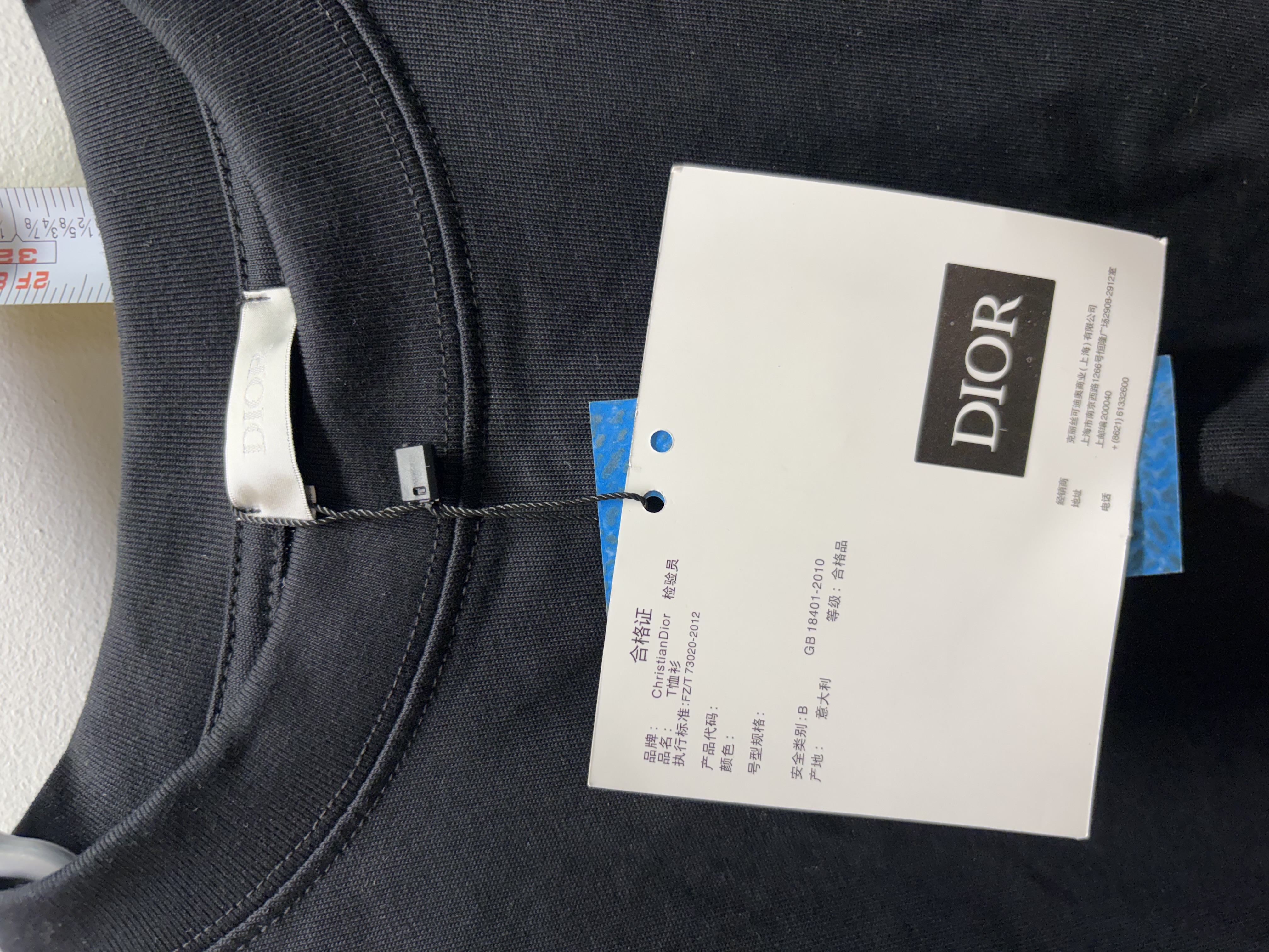LOT 2026-106 — T-shirt noir pour homme, style Dior, avec petit logo « CD » brodé à l’avant et… — photo 2