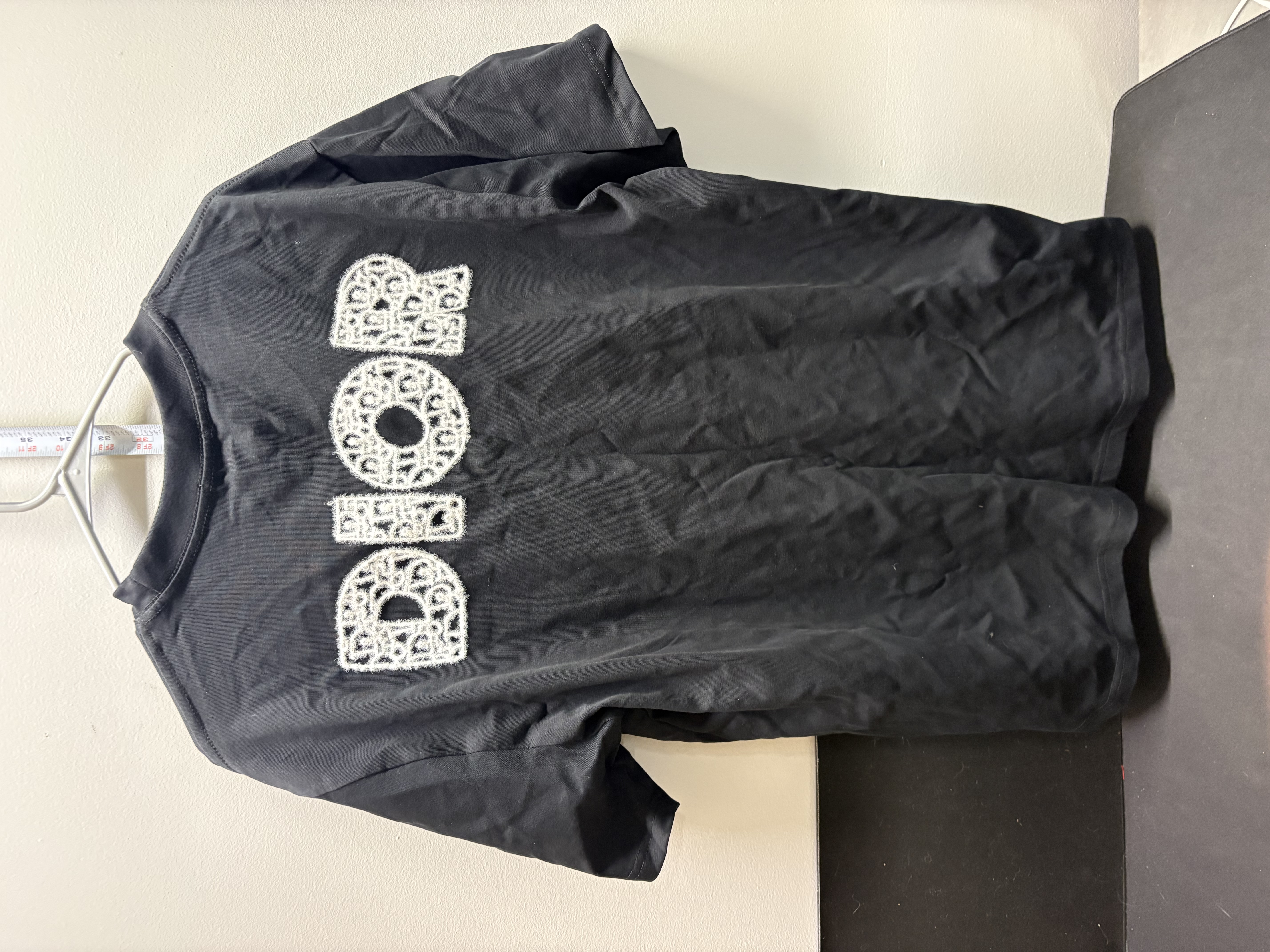 LOT 2026-106 — T-shirt noir pour homme, style Dior, avec petit logo « CD » brodé à l’avant et… — photo 3