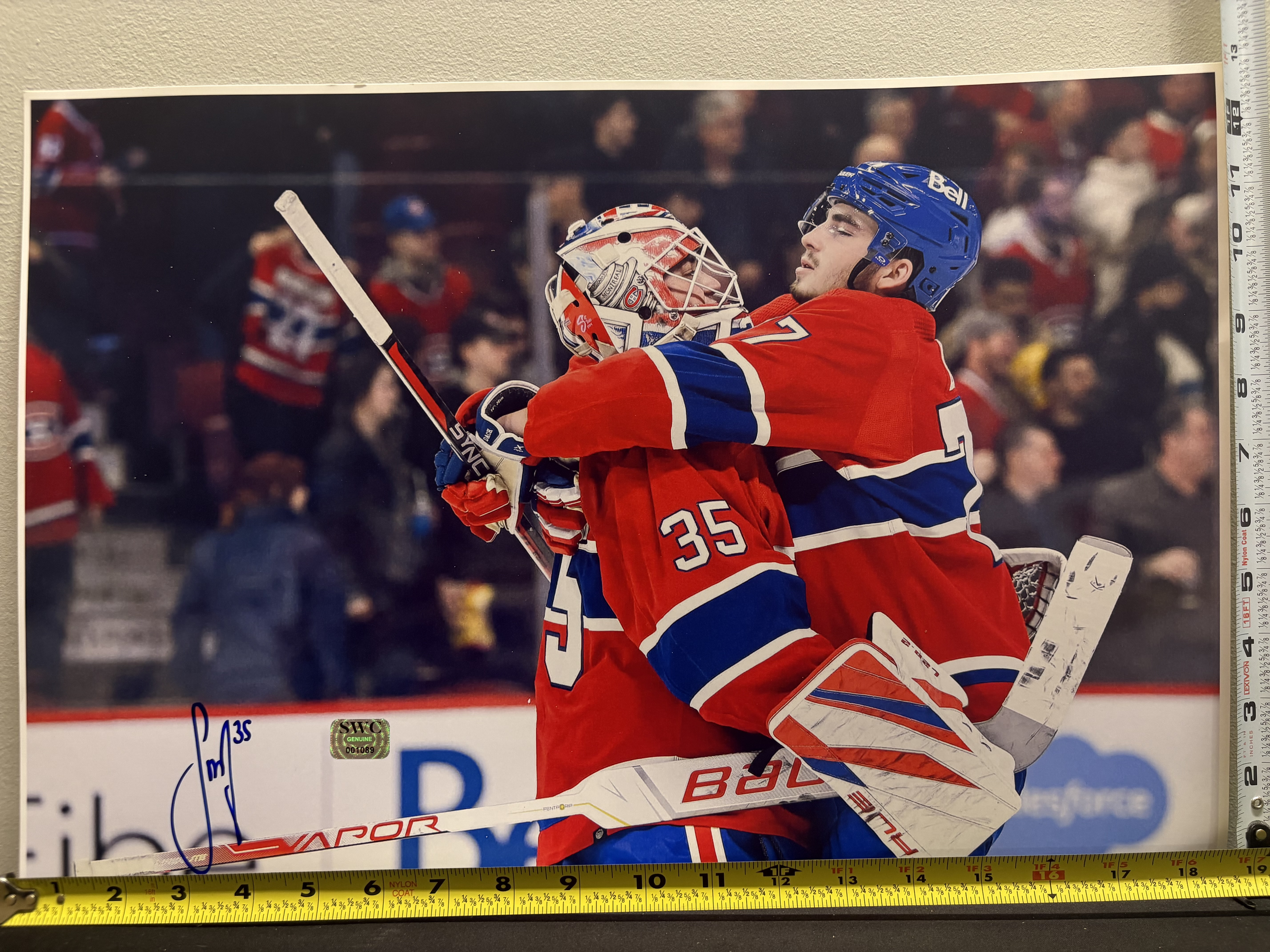 LOT 2026-011 — Photo authentique autographiée d’un gardien des Canadiens de Montréal célébrant avec un co — photo 1