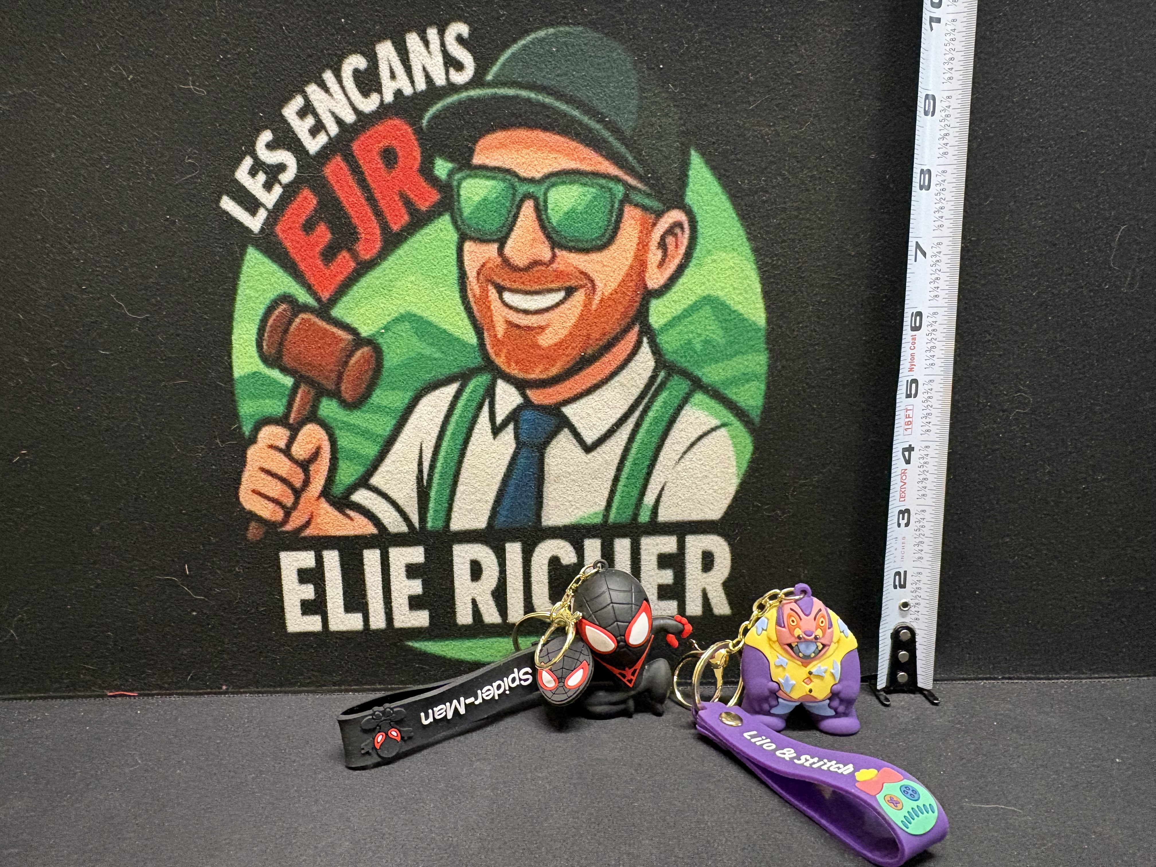 LOT 2026-111 — Ensemble de 2 porte-clés avec figurines, chacun avec une dragonne assortie — photo 1