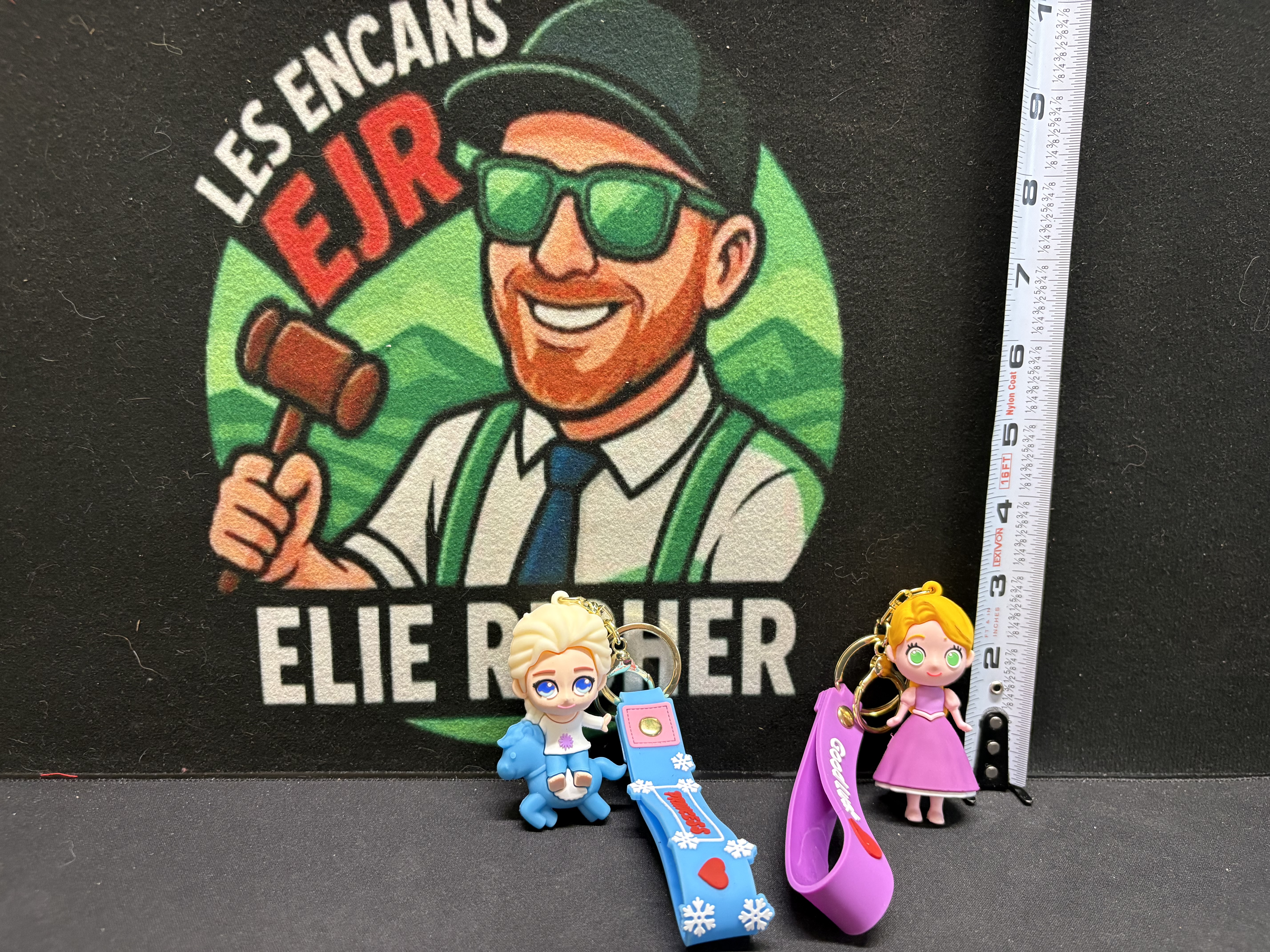 LOT 2026-112 — Ensemble de 2 porte-clés personnages style princesses, chacun avec une… — photo 1
