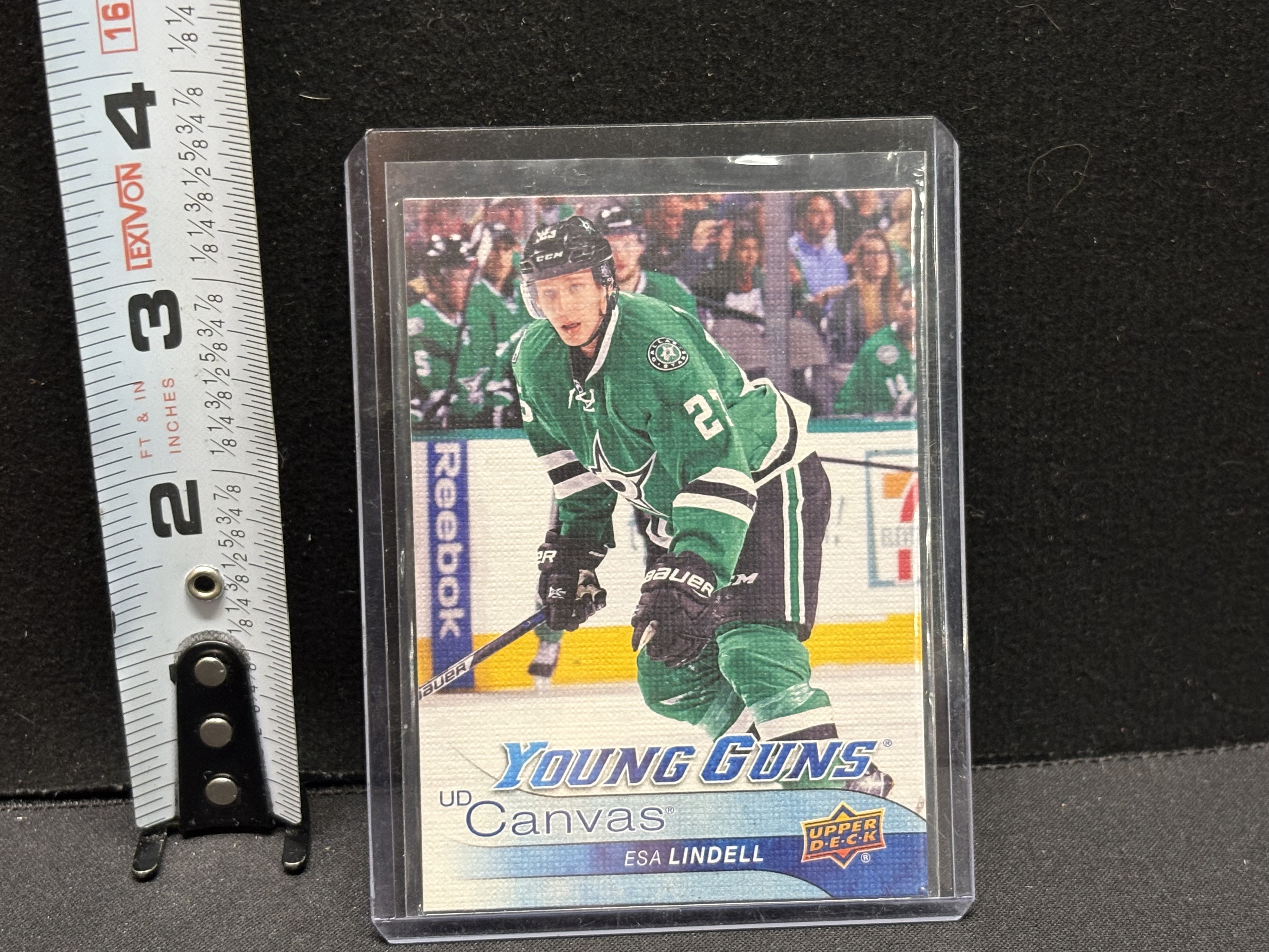 LOT 2026-121 — Carte de hockey Upper Deck – Young Guns UD Canvas de Esa Lindell, avec les… — photo 1