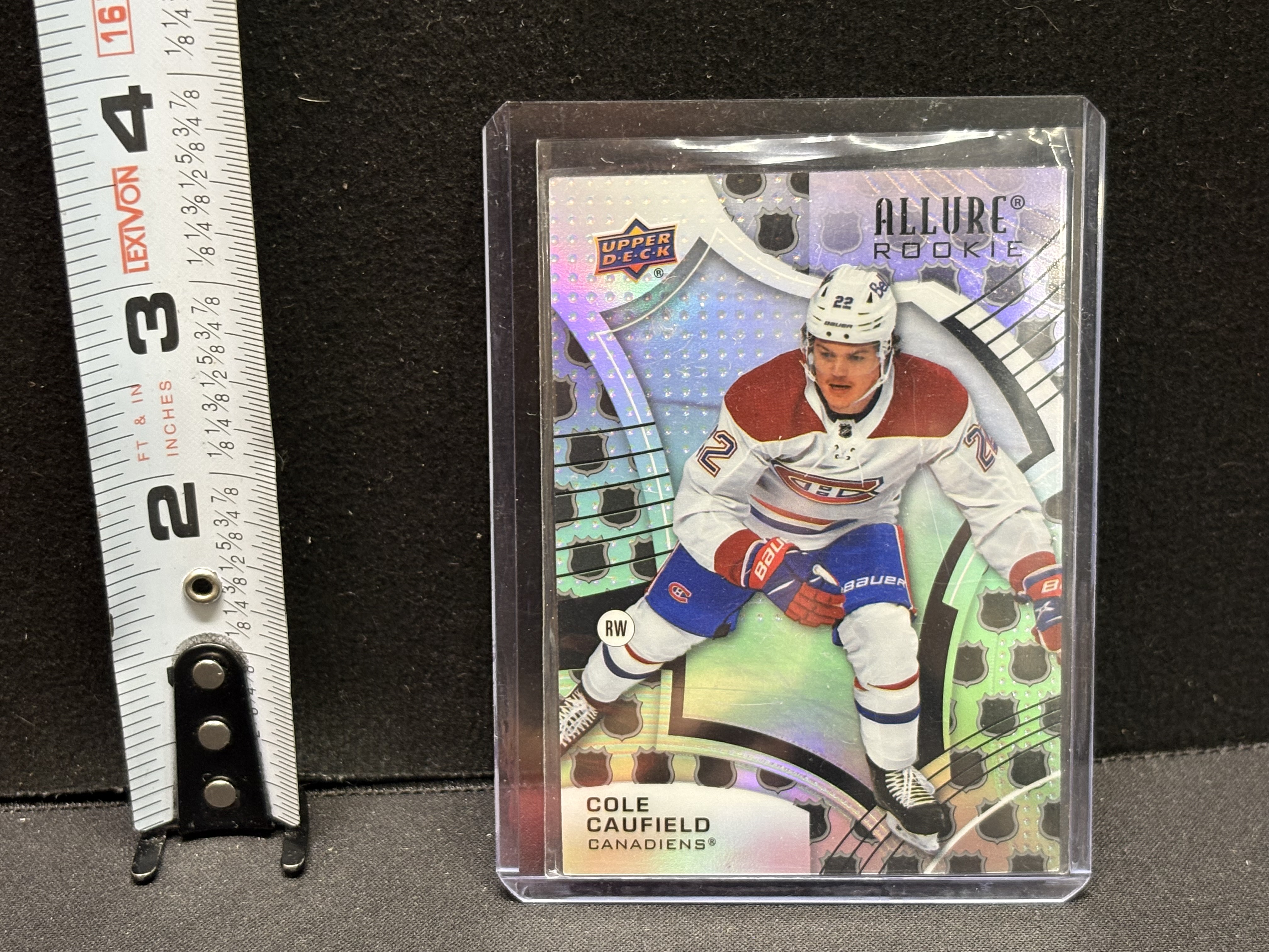 LOT 2026-130 — Carte de hockey Upper Deck – Allure Rookie de Cole Caufield, avec les… — photo 1