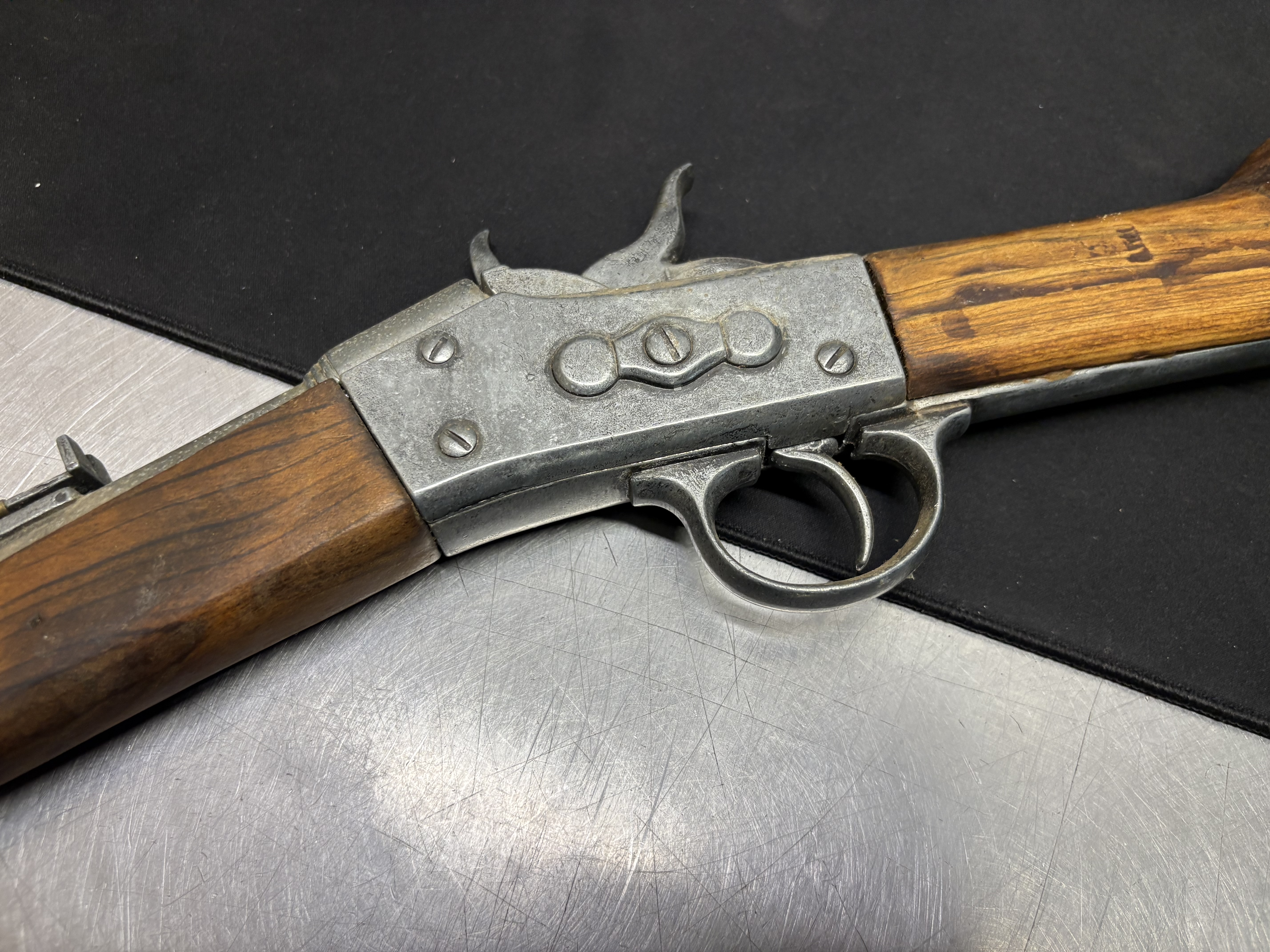 LOT 2026-144 — Réplique décorative d’une arme ancienne de style fusil du XIXe siècle, avec… — photo 3