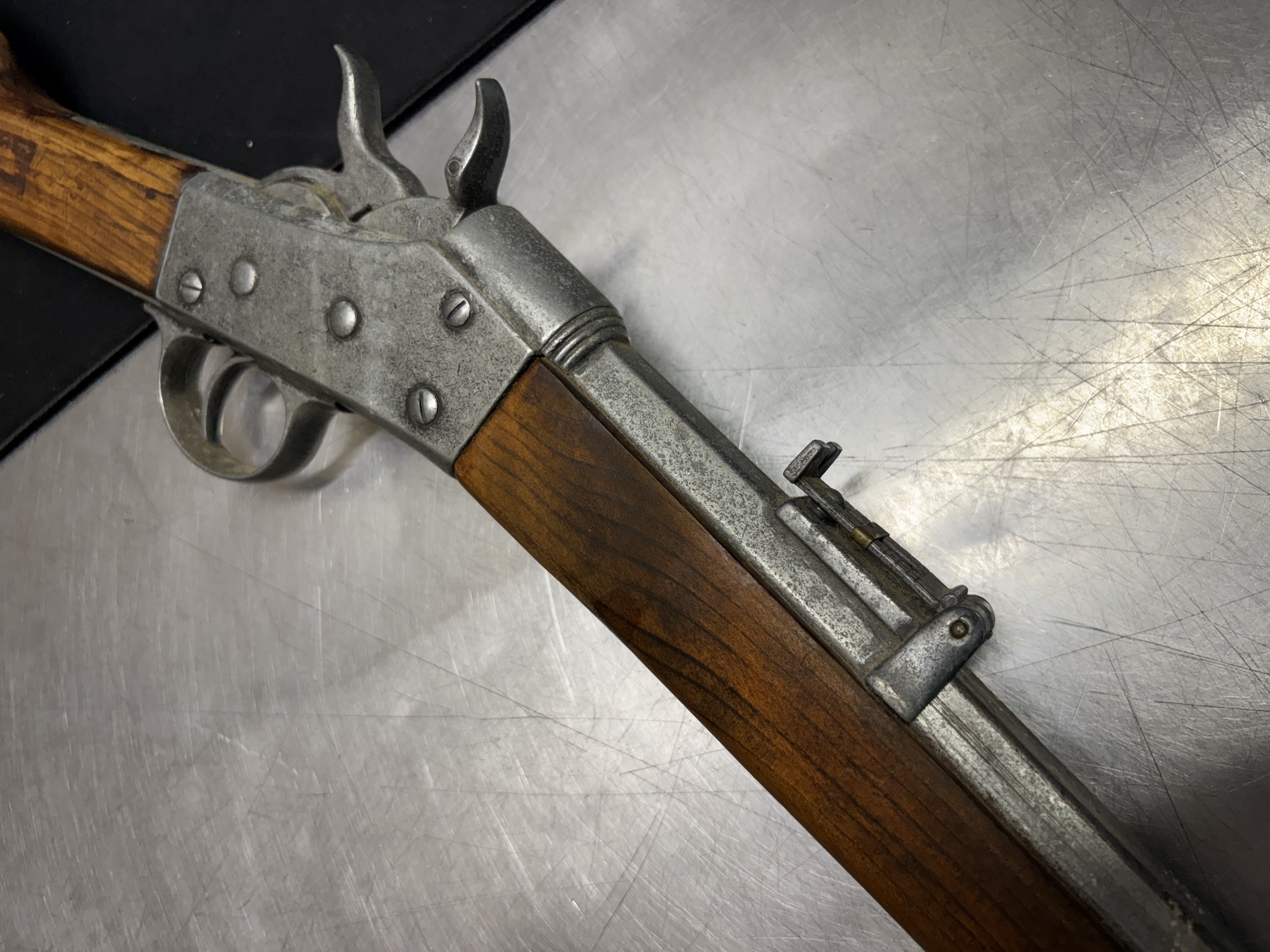 LOT 2026-144 — Réplique décorative d’une arme ancienne de style fusil du XIXe siècle, avec… — photo 6