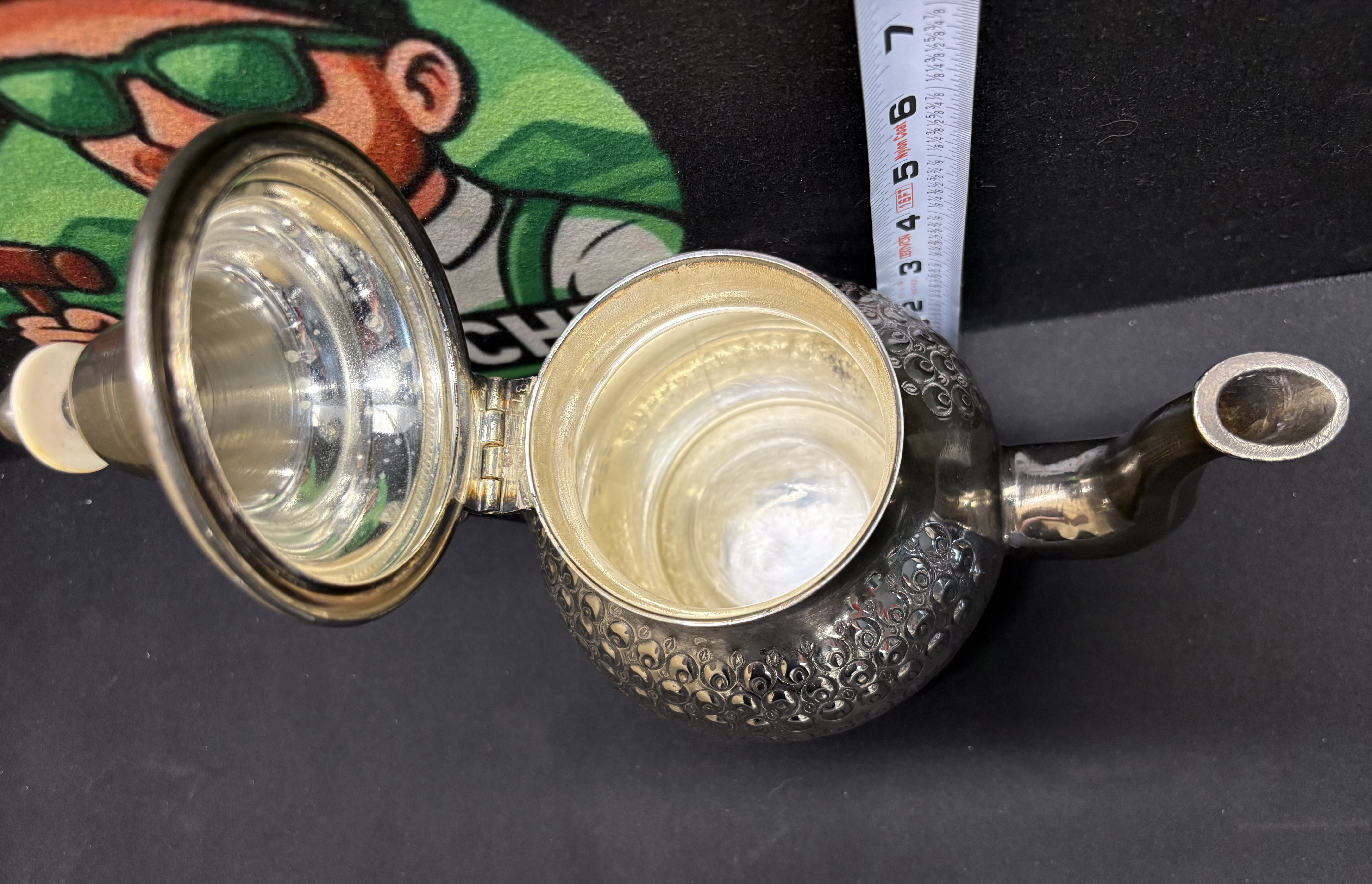 LOT 2026-145 — Théière / cafetière décorative ancienne de style argentin, en métal argenté de… — photo 2
