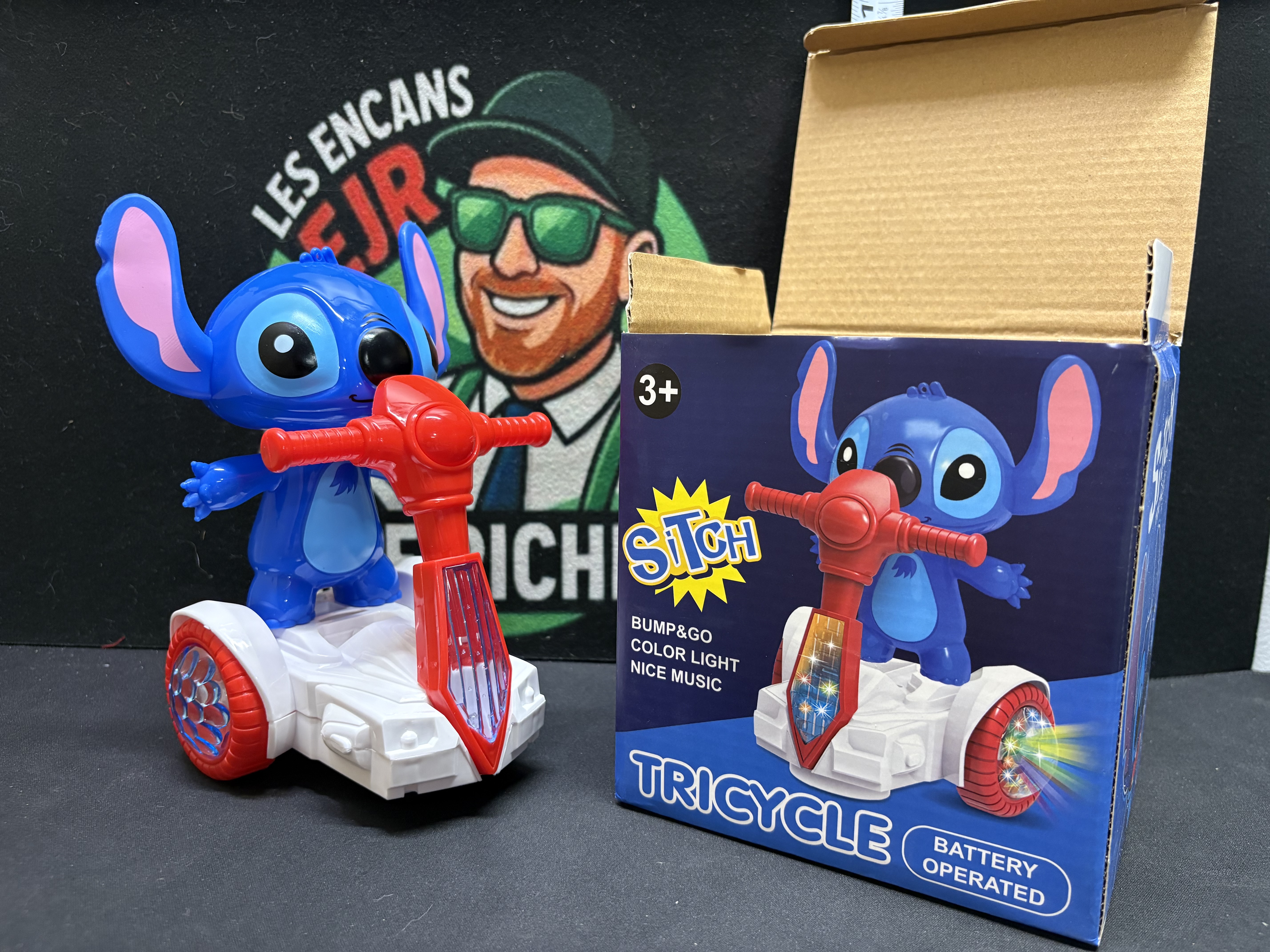 LOT 2026-149 — Jouet motorisé Stitch sur tricycle, avec lumières colorées et musique — photo 1
