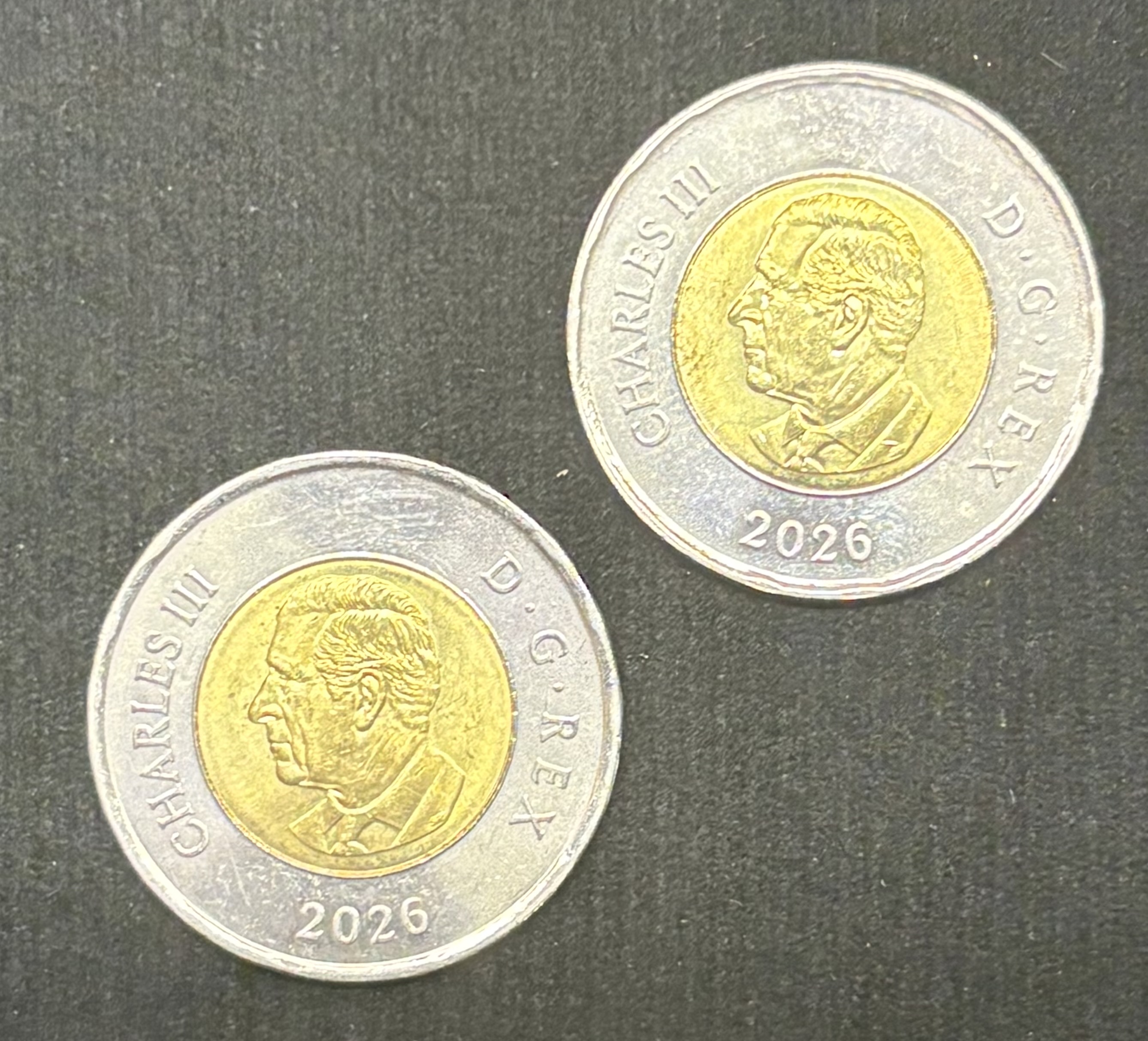 LOT 2026-016 — Ensemble de 2pièces de 2 $ commémoratives du Canada – 50 ans du dollar canadien (Toonie) — photo 2