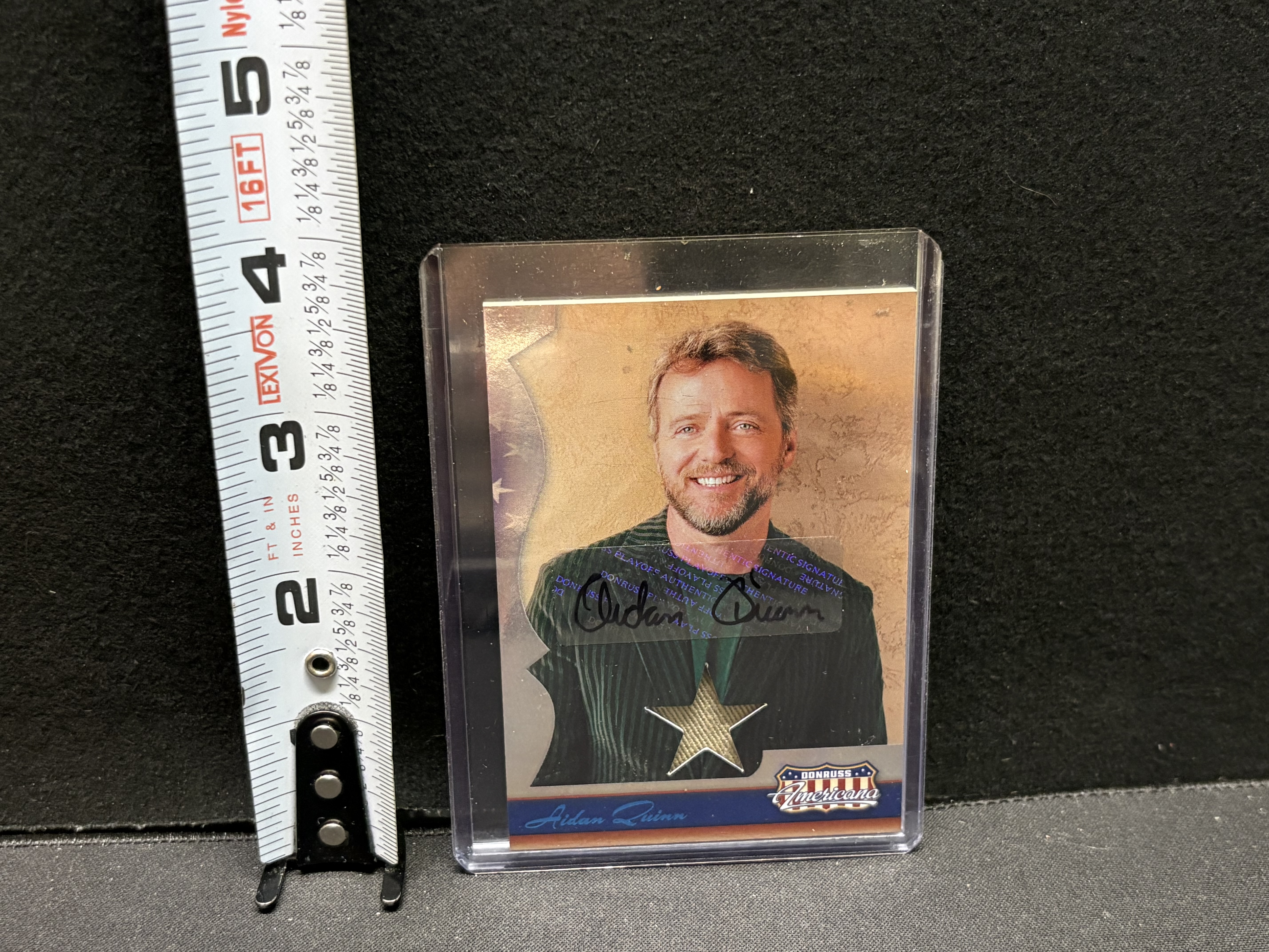LOT 2026-163 — Carte Donruss Americana – Aidan Quinn – Autographe + Memorabilia — photo 1