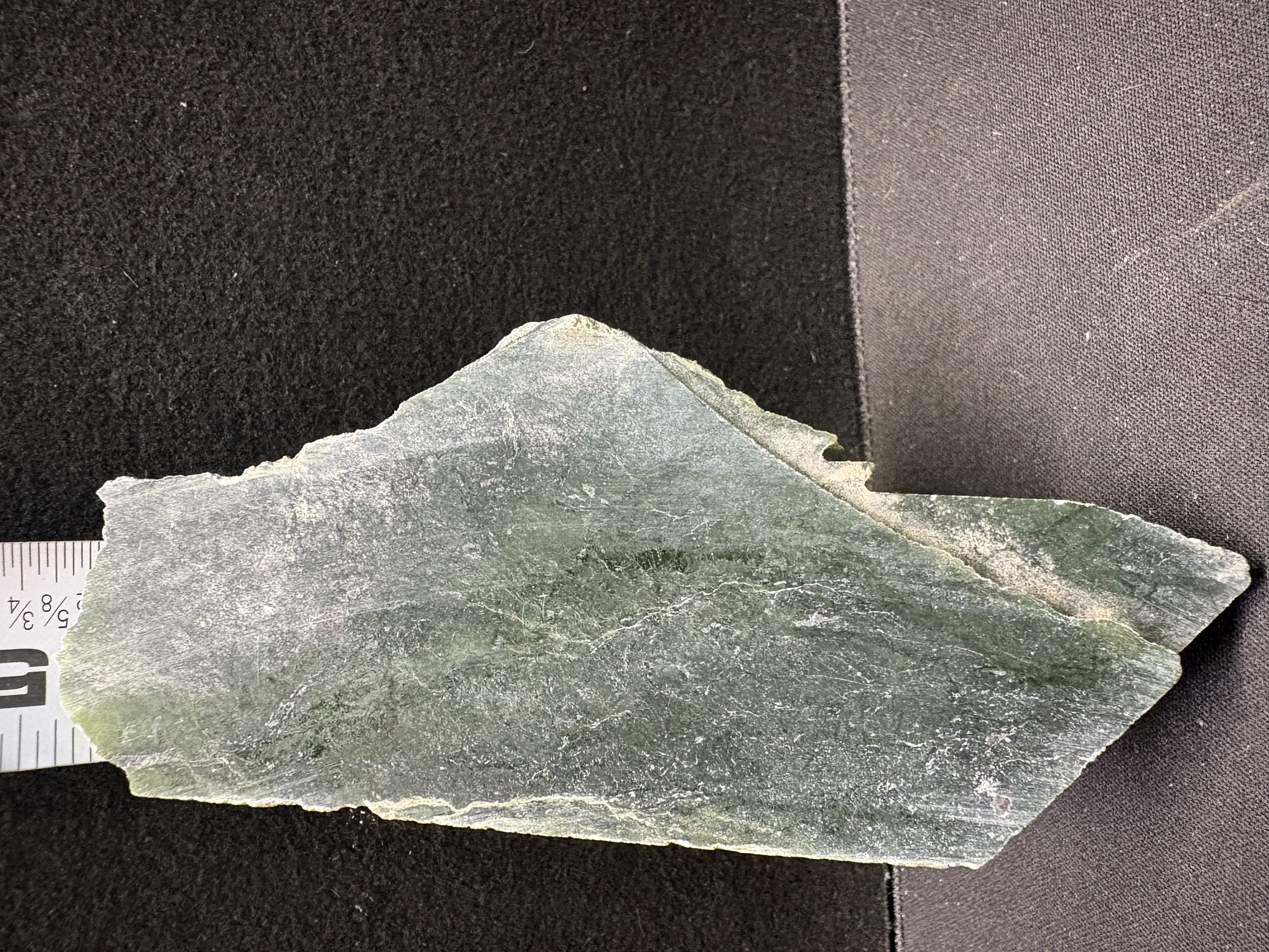 LOT 2026-175 — Grande pierre naturelle verte – tranche brute — photo 2