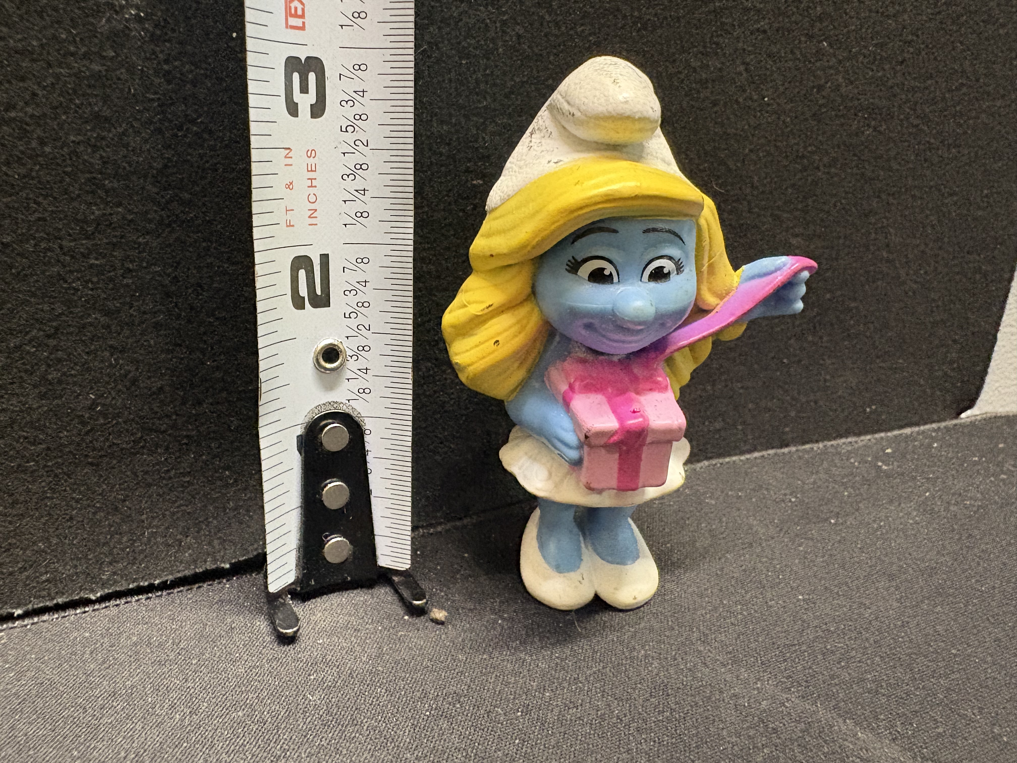 LOT 2026-177 — Figurine Schtroumpfette avec cadeau – Peyo 2013 — photo 1