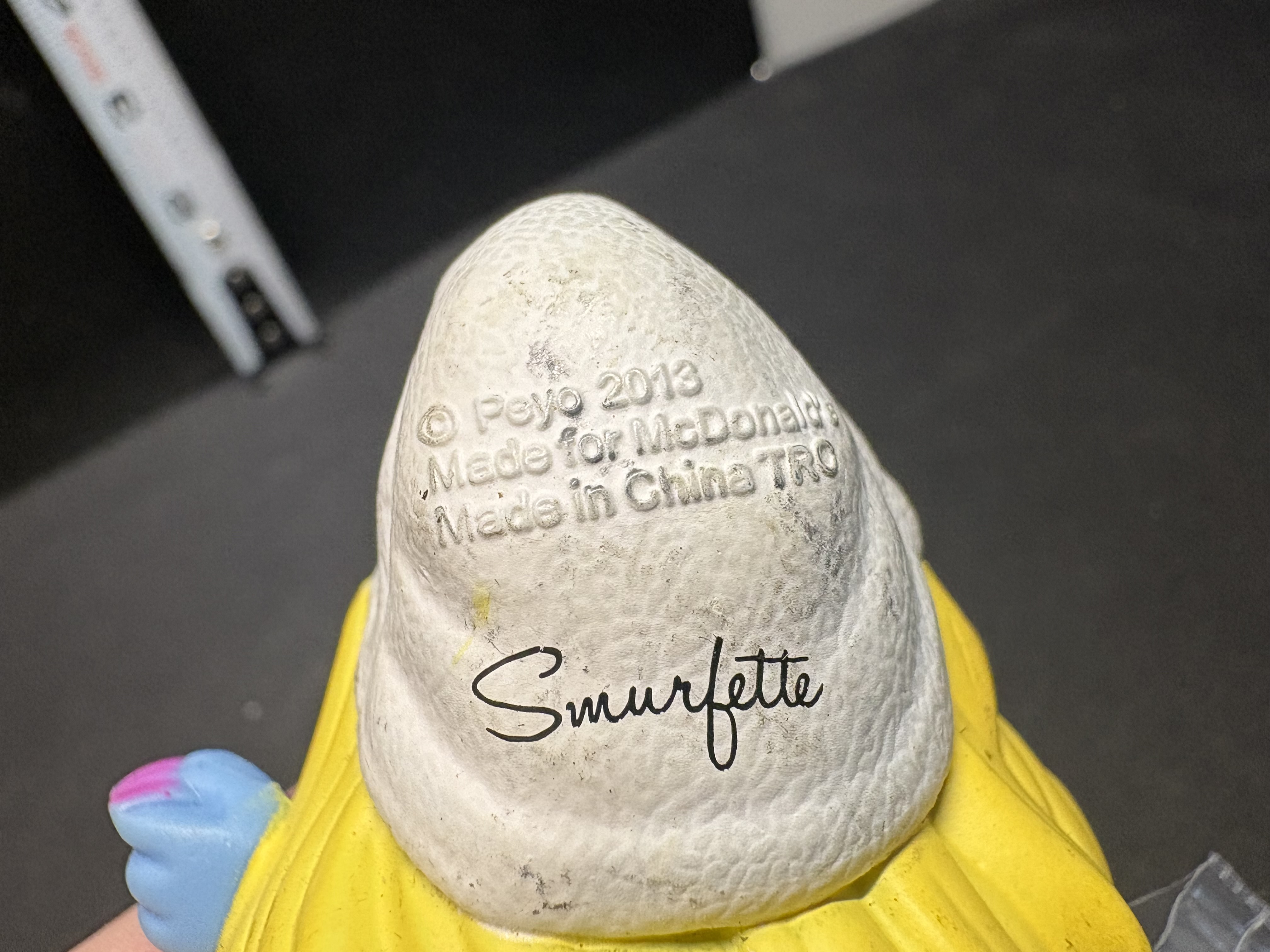 LOT 2026-177 — Figurine Schtroumpfette avec cadeau – Peyo 2013 — photo 2