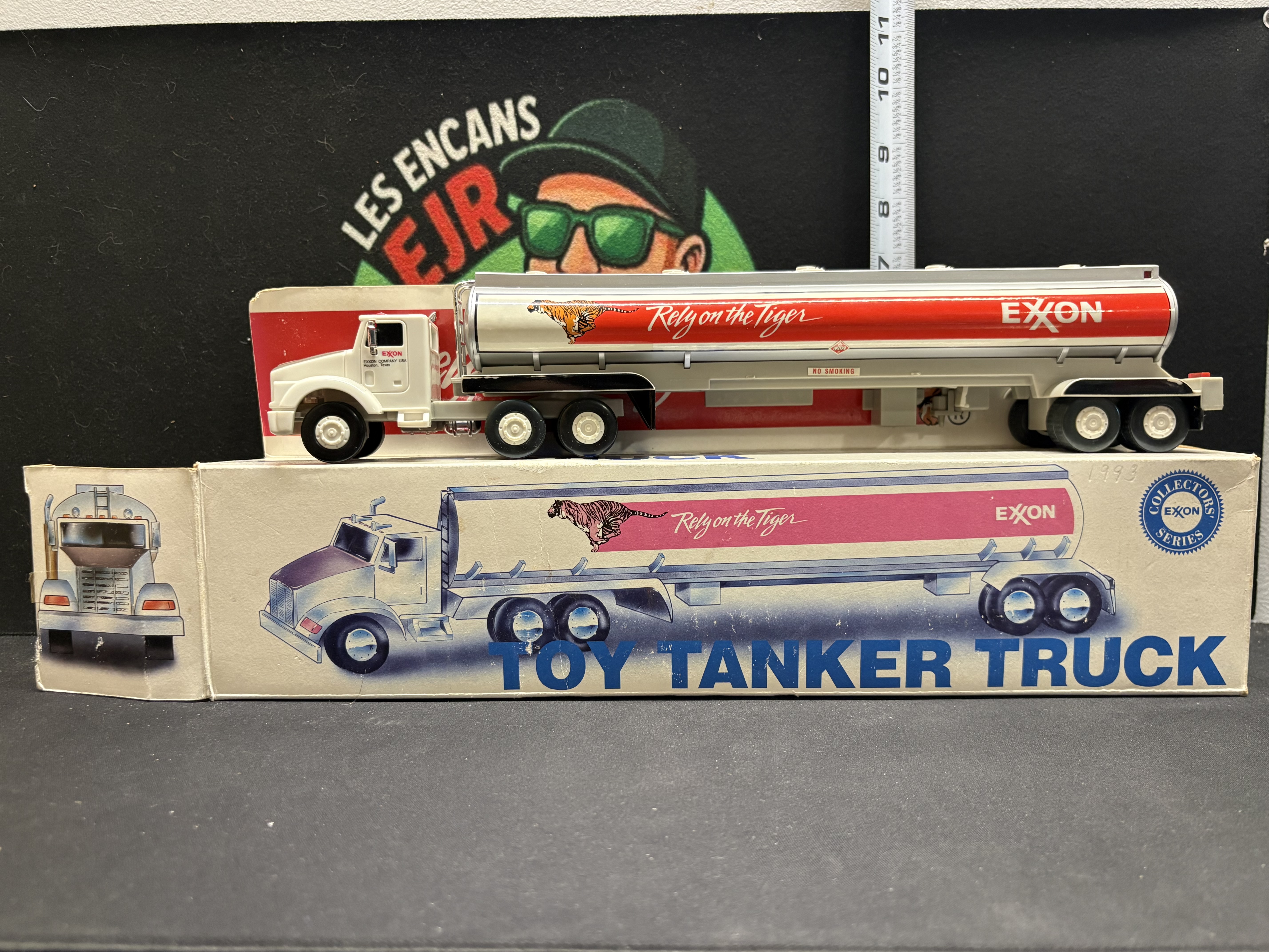 LOT 2026-179 — Camion-citerne de collection Exxon – « Rely on the Tiger » — photo 1