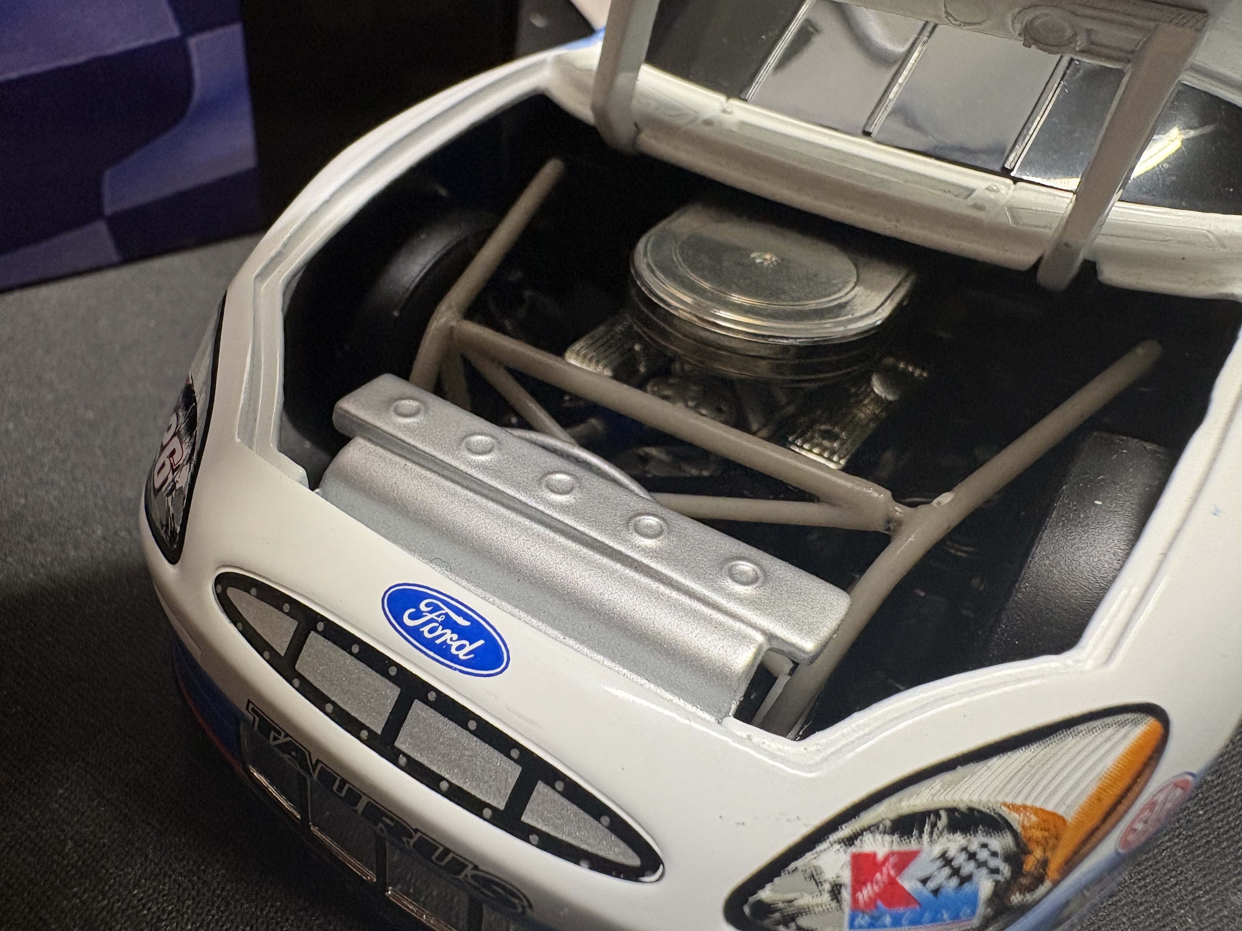 LOT 2026-181 — Voiture NASCAR de collection Jimmy Spencer #26 – Big Kmart – 2000 — photo 4