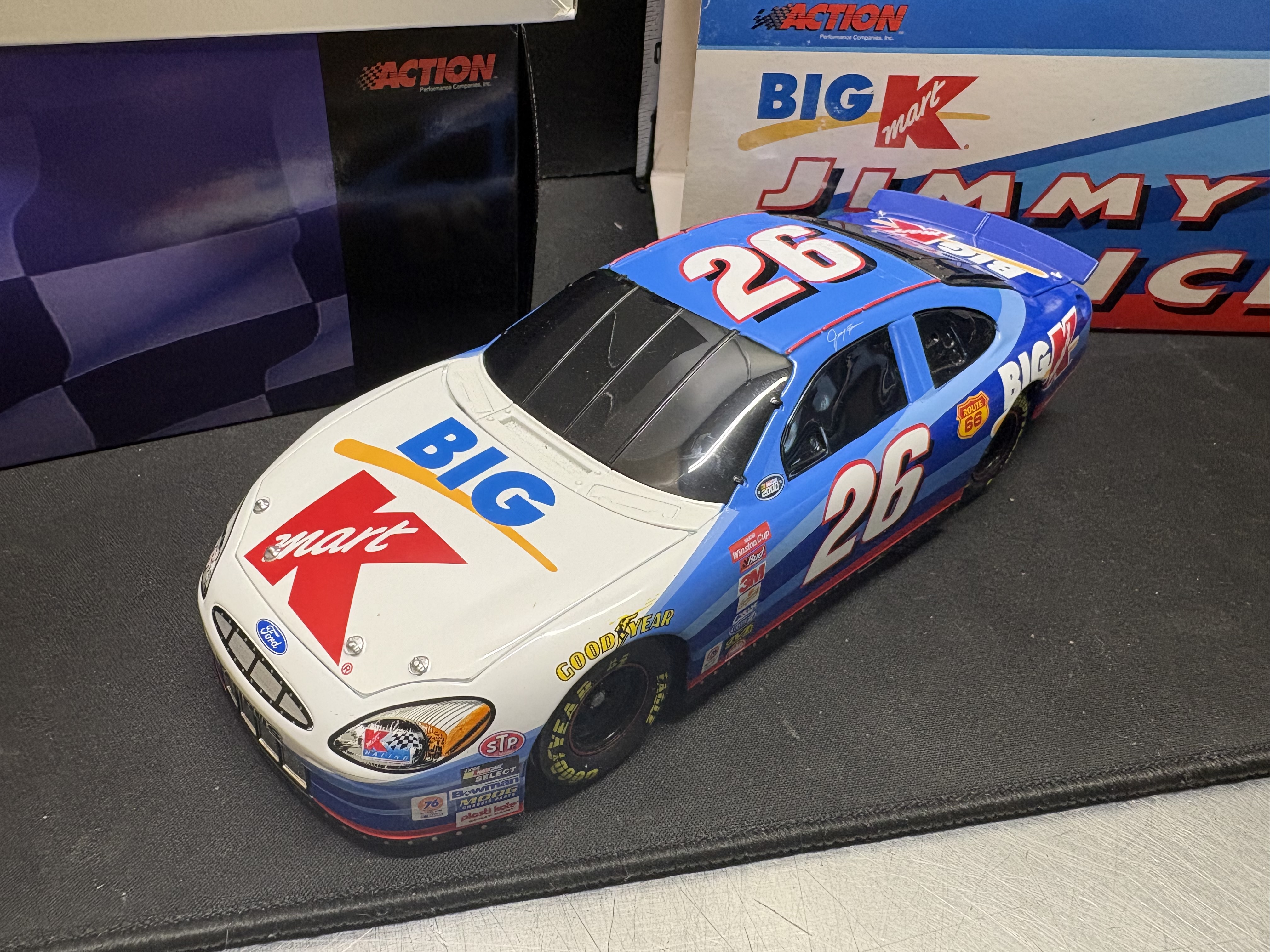 LOT 2026-181 — Voiture NASCAR de collection Jimmy Spencer #26 – Big Kmart – 2000 — photo 1