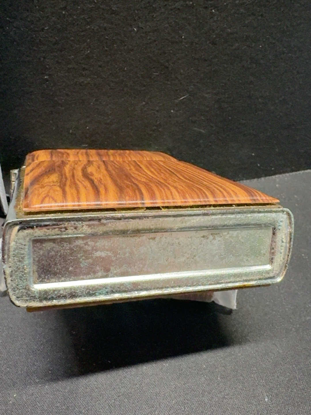 LOT 2026-191 — Grand briquet de table vintage à fini imitation bois — photo 4