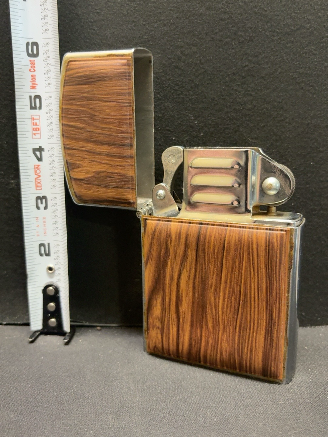 LOT 2026-191 — Grand briquet de table vintage à fini imitation bois — photo 1