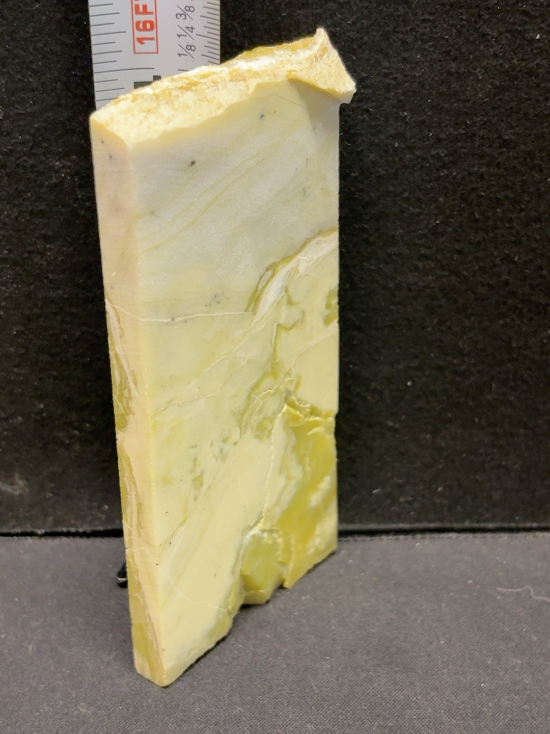 LOT 2026-200 — Grande tranche de pierre naturelle jaune et crème — photo 2