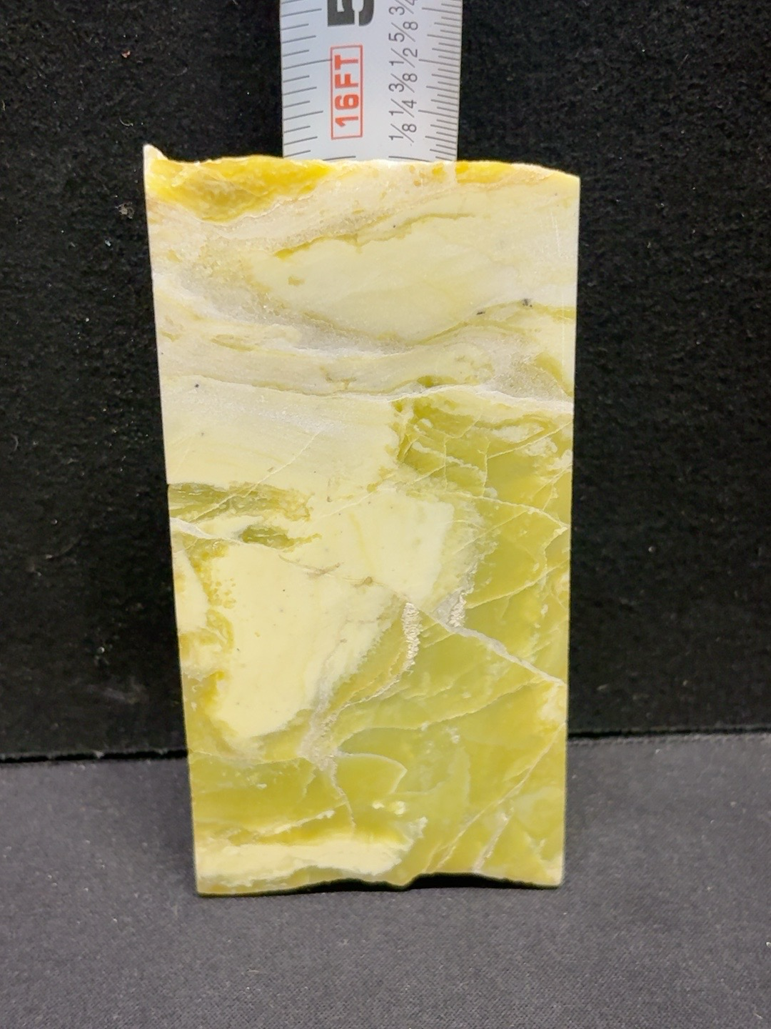 LOT 2026-200 — Grande tranche de pierre naturelle jaune et crème — photo 1