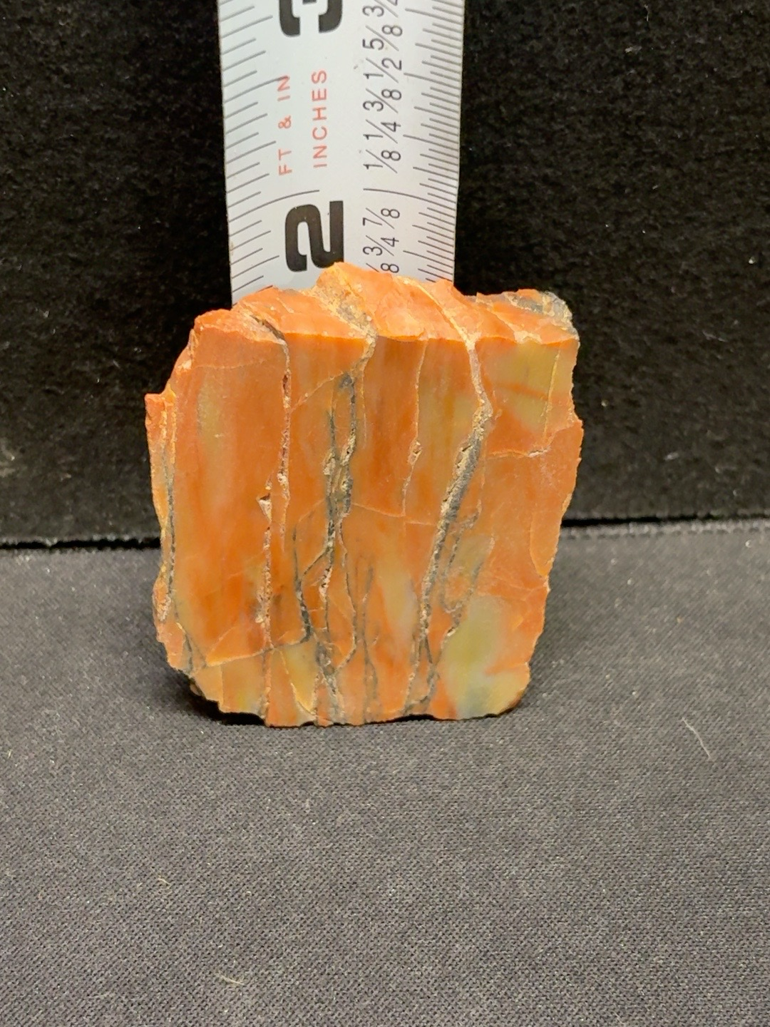 LOT 2026-204 — Pierre naturelle orange avec veines foncées — photo 1
