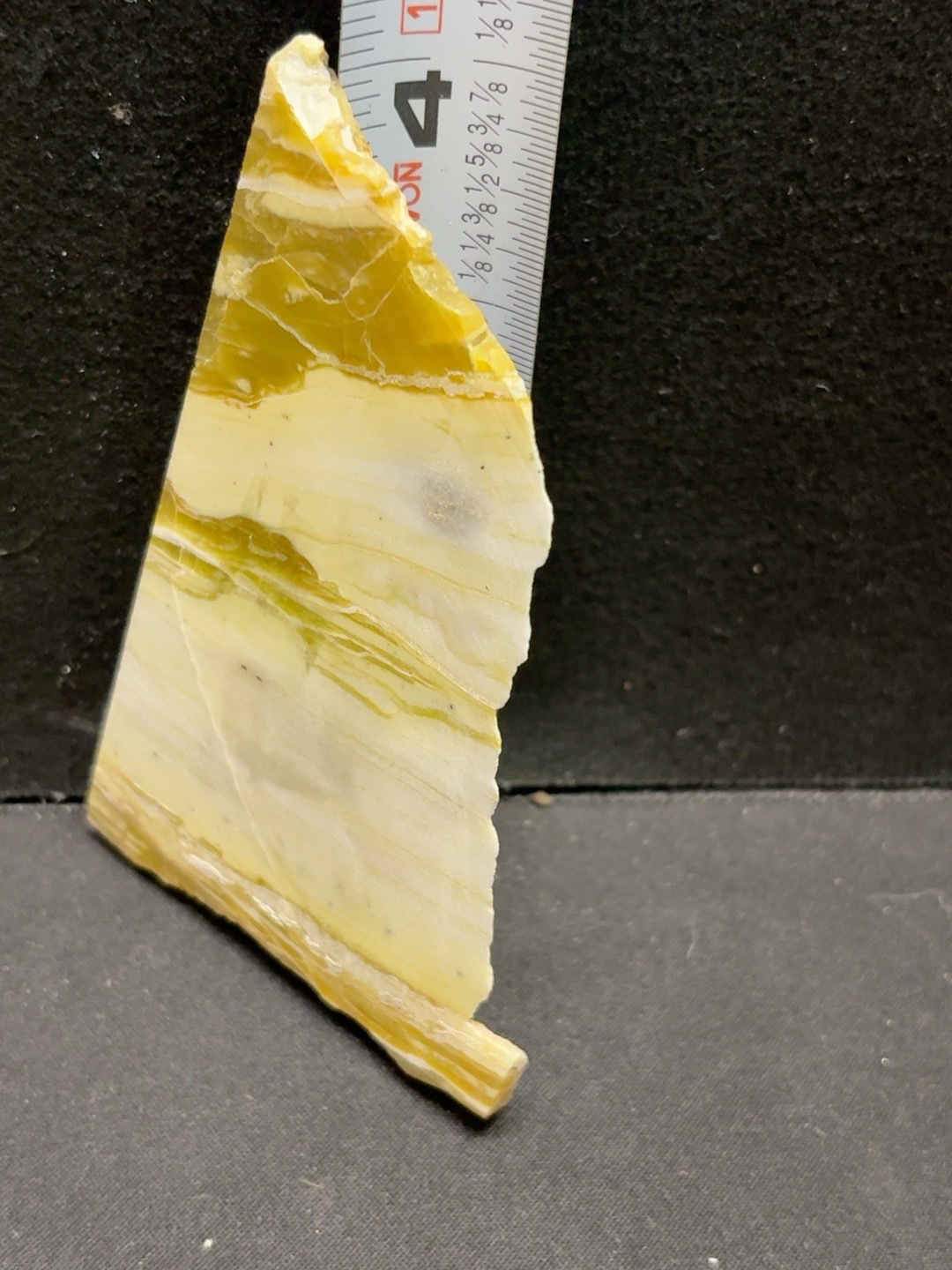 LOT 2026-205 — Tranche de pierre naturelle jaune et crème — photo 1