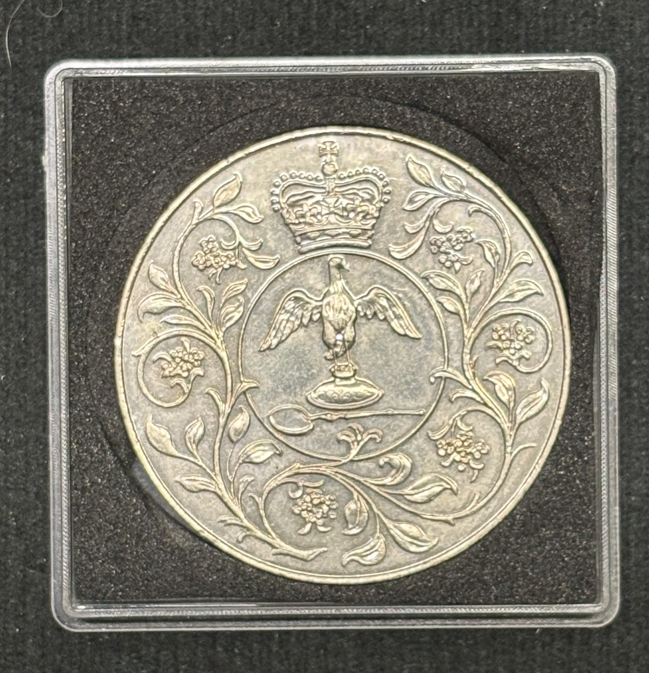 LOT 2026-021 — Médaille commémorative du Jubilé d’argent de la Reine Elizabeth II – 1977 — photo 2