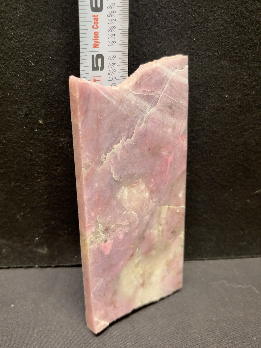 LOT 2026-206 — Grande tranche de pierre naturelle rose et blanche — photo 1