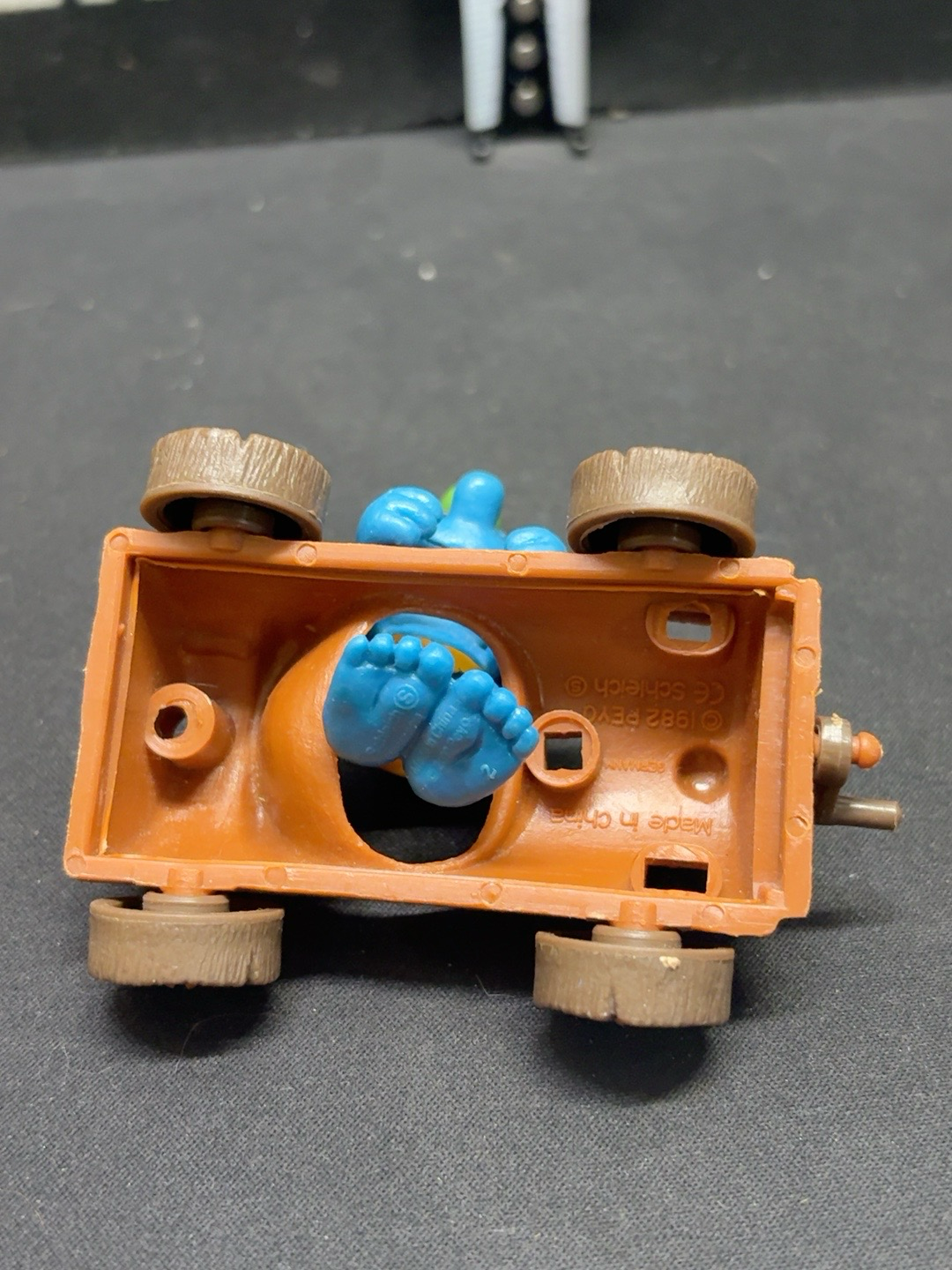 LOT 2026-211 — Figurine Schtroumpf avec voiture – Peyo / Schleich – 1982 — photo 2