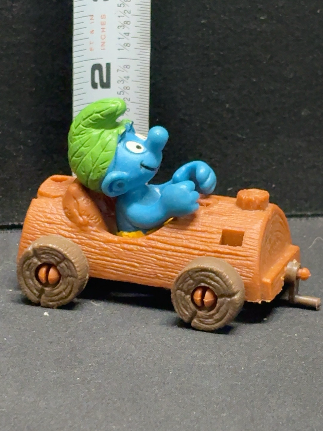 LOT 2026-211 — Figurine Schtroumpf avec voiture – Peyo / Schleich – 1982 — photo 1