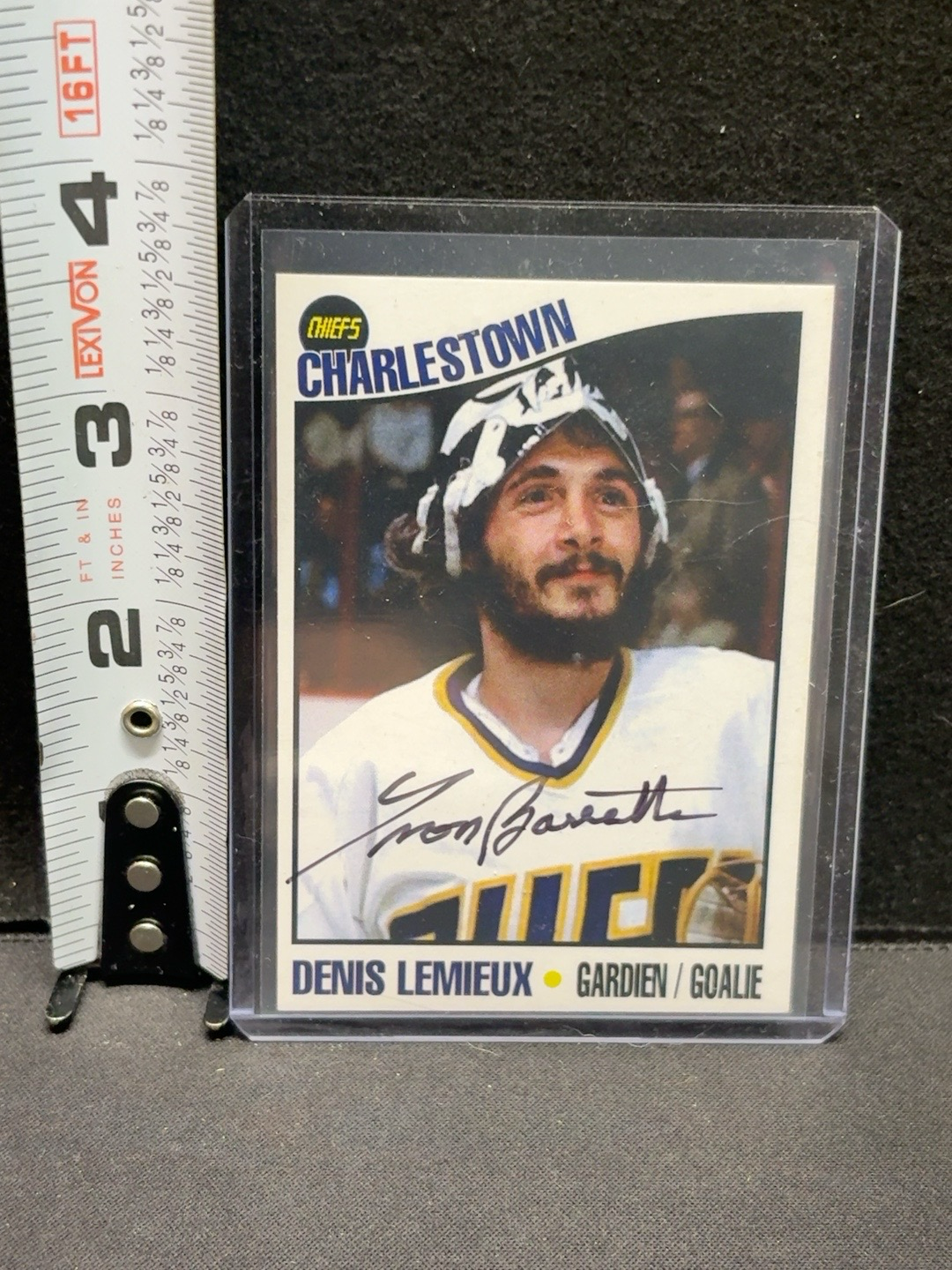 LOT 2026-212 — Carte de hockey Denis Lemieux – Charlestown Chiefs – autographiée — photo 1