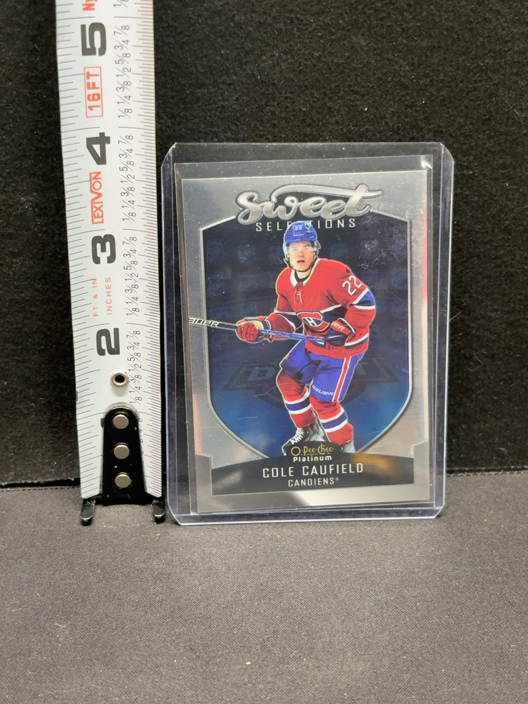 LOT 2026-221 — Carte de hockey Cole Caufield – O-Pee-Chee Platinum Sweet Selections — photo 1