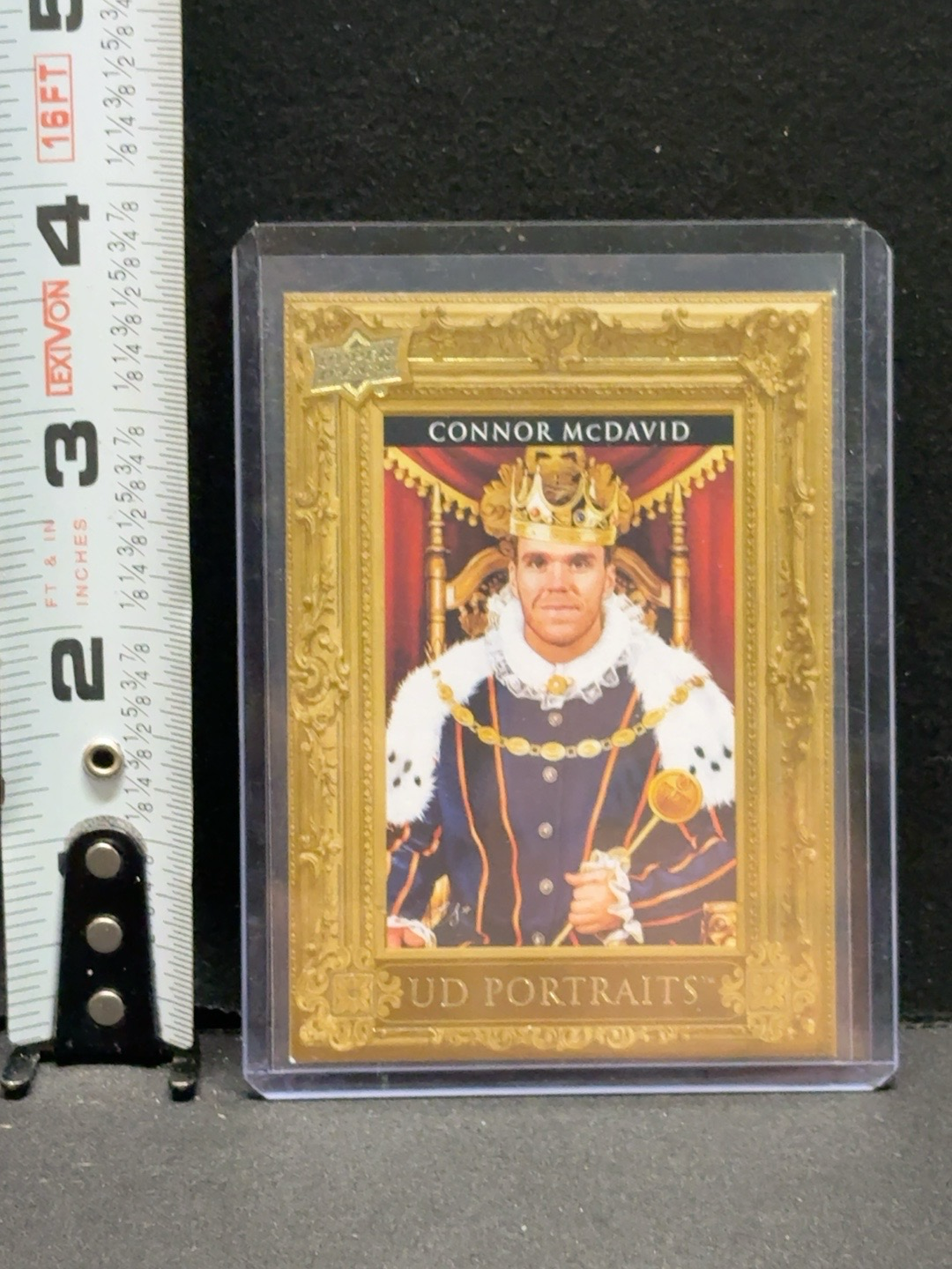 LOT 2026-231 — Carte de hockey « UD Portraits » de Connor McDavid, présentée dans un décor… — photo 1