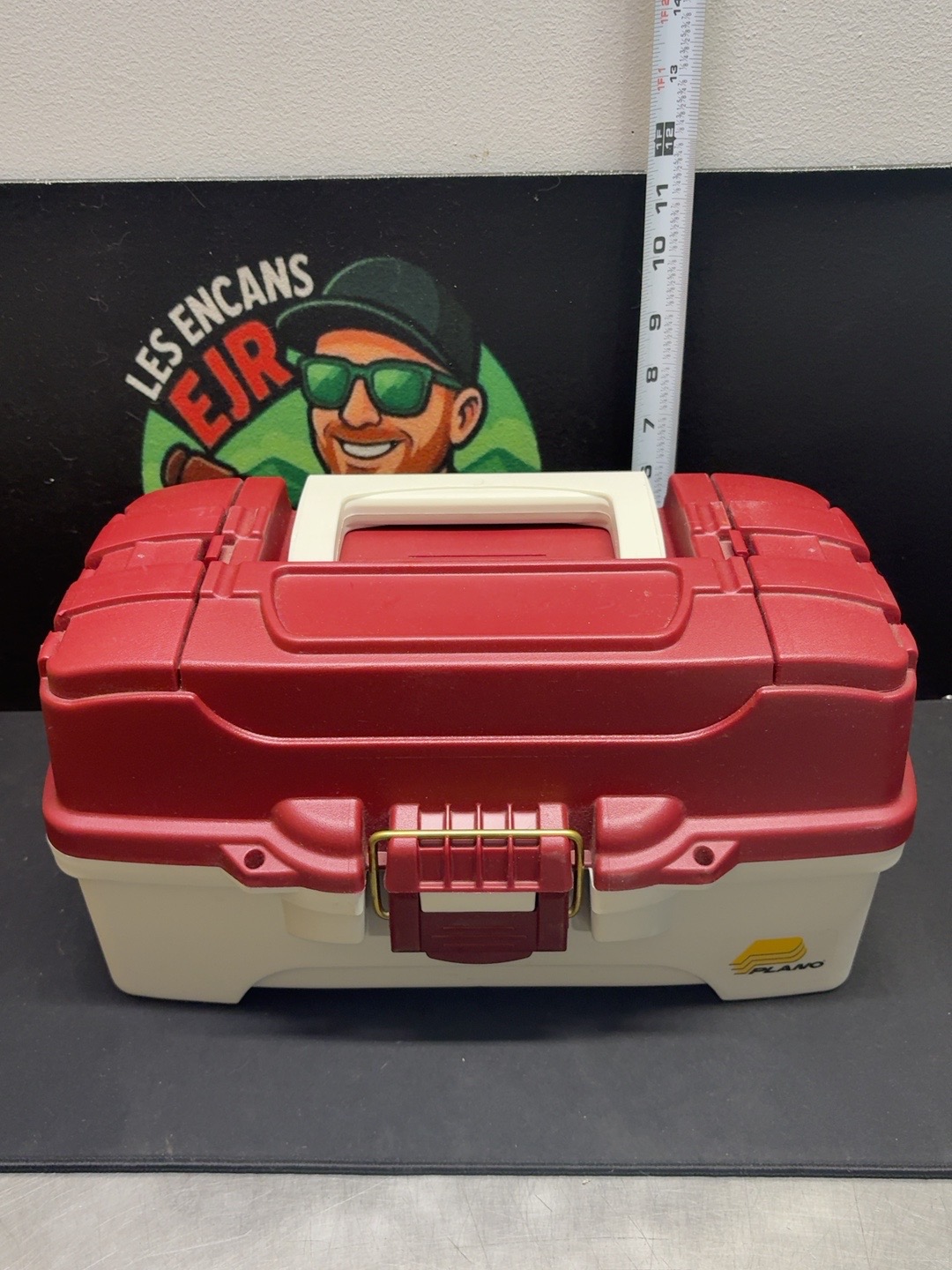 LOT 2026-236 — Coffre de rangement Plano en plastique robuste, de couleur rouge et beige — photo 1