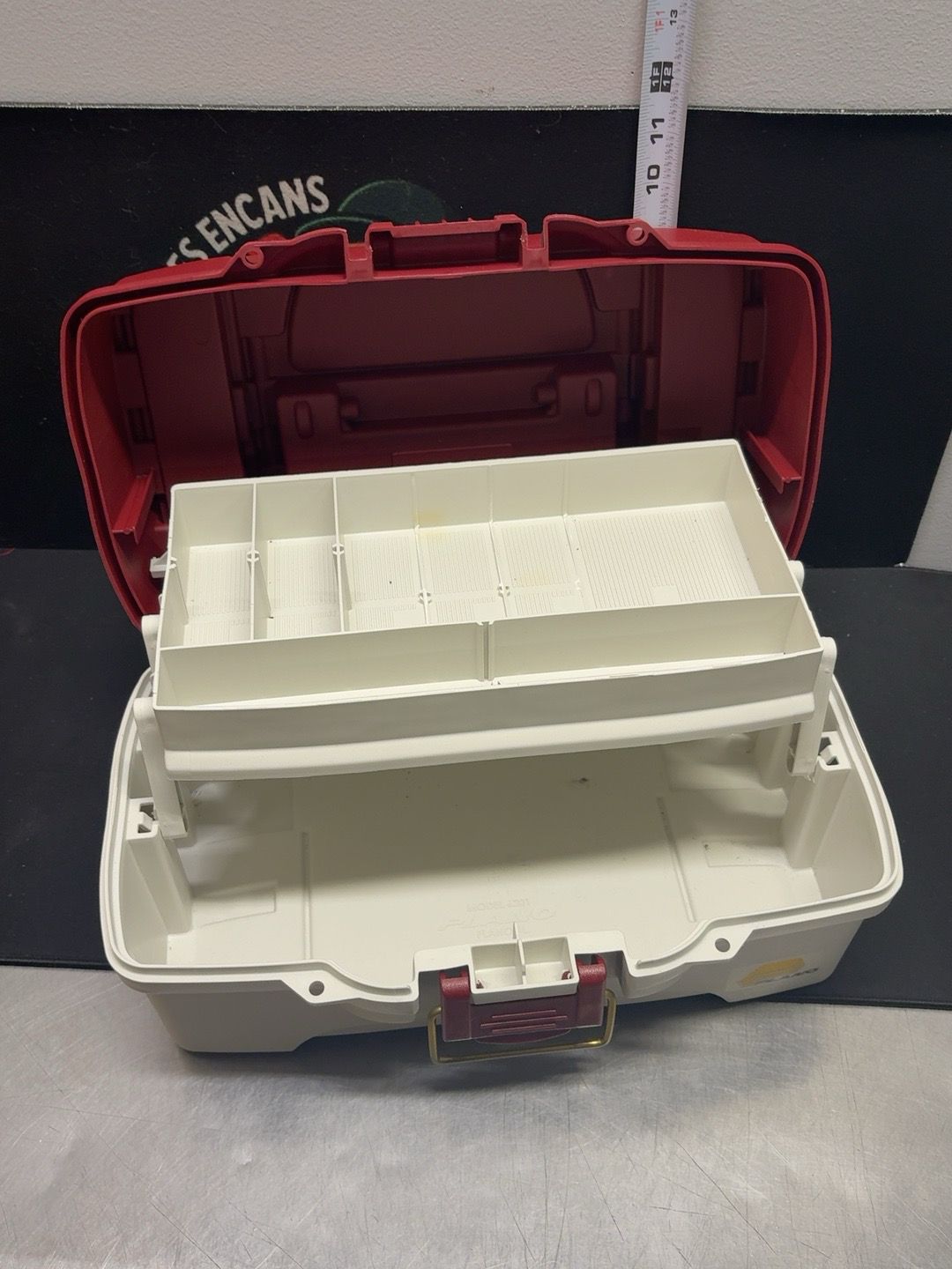 LOT 2026-236 — Coffre de rangement Plano en plastique robuste, de couleur rouge et beige — photo 2