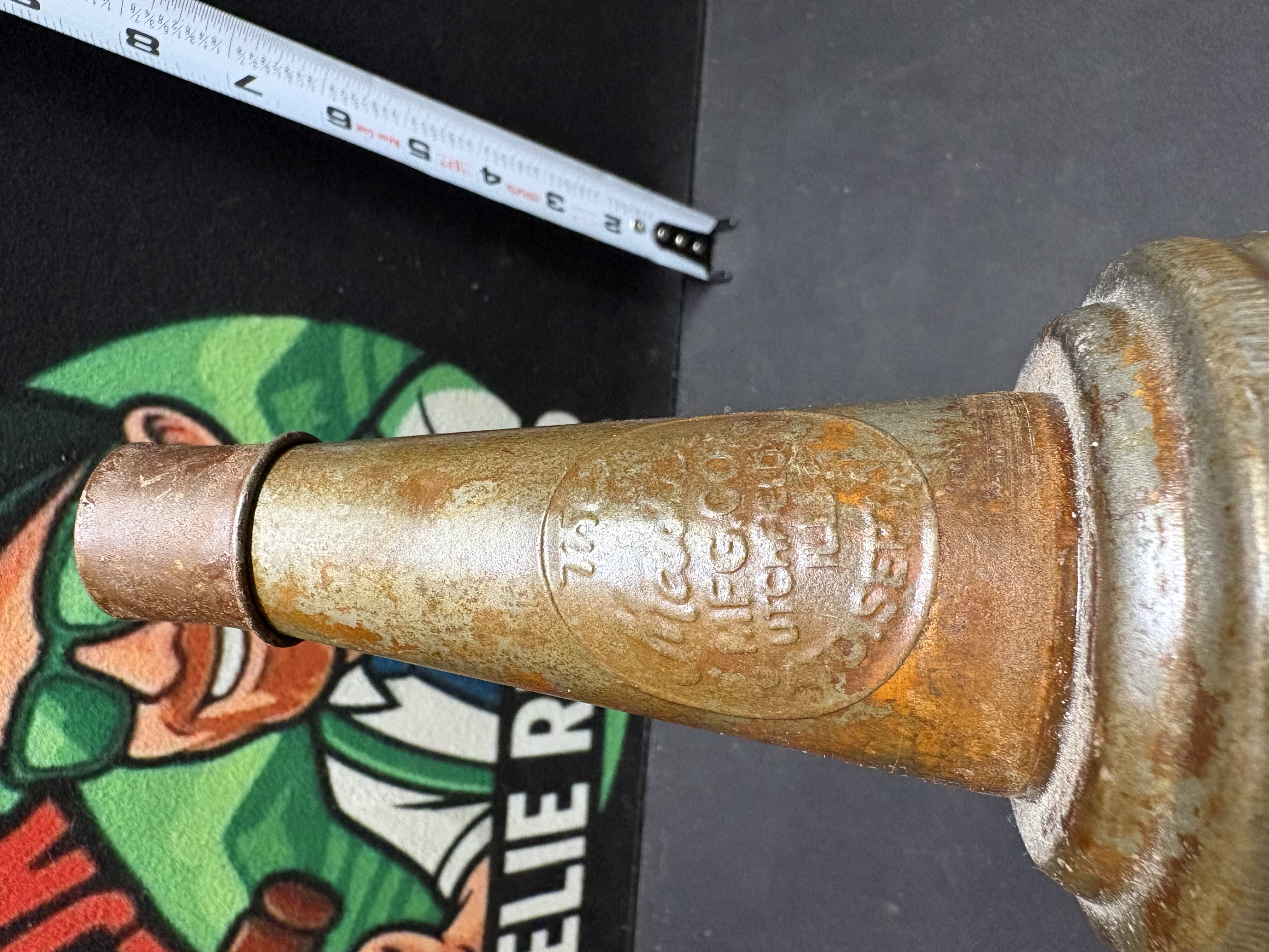 LOT 2026-248 — Ancienne bouteille distributrice d’huile à moteur en verre avec bec verseur en… — photo 6