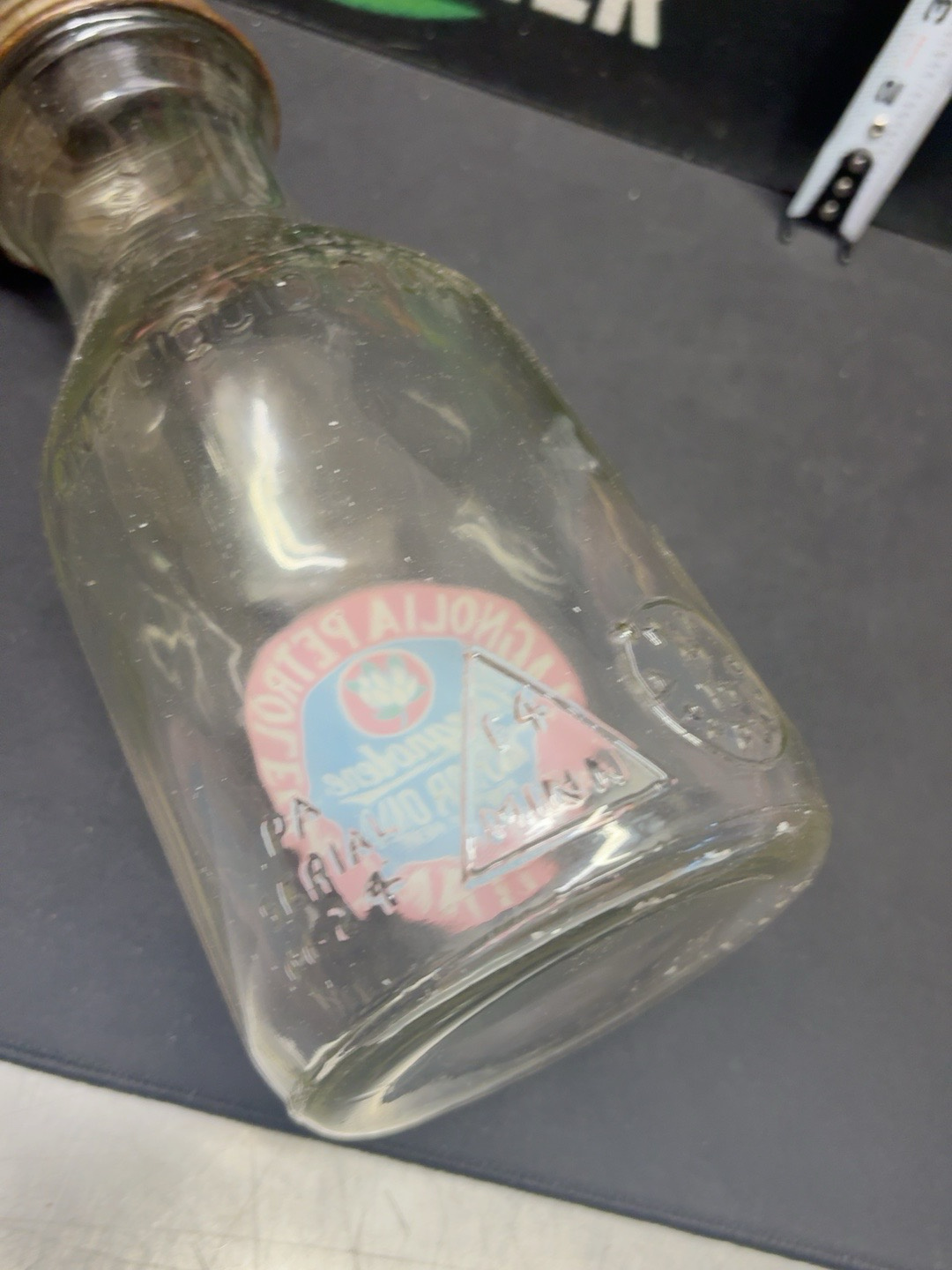 LOT 2026-248 — Ancienne bouteille distributrice d’huile à moteur en verre avec bec verseur en… — photo 4